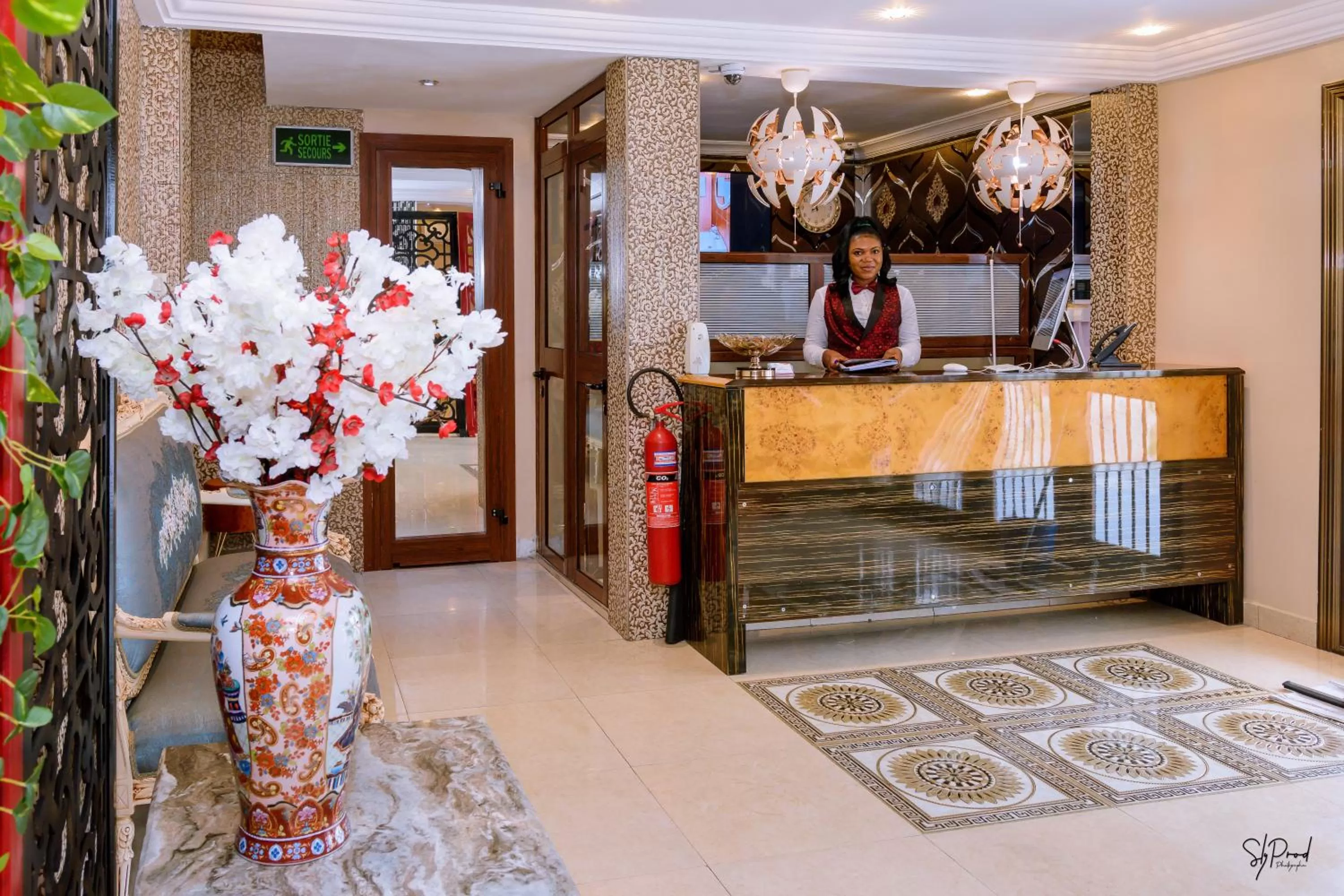 Lobby or reception in Hôtel La Principauté Douala Bonapriso