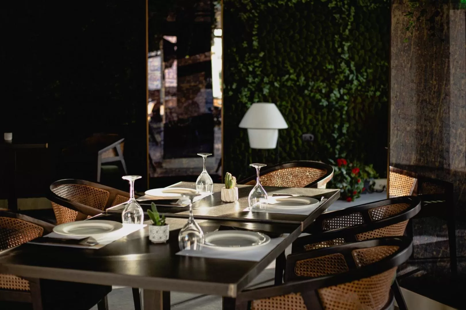 Restaurant/places to eat in Royalty Hotel Athens