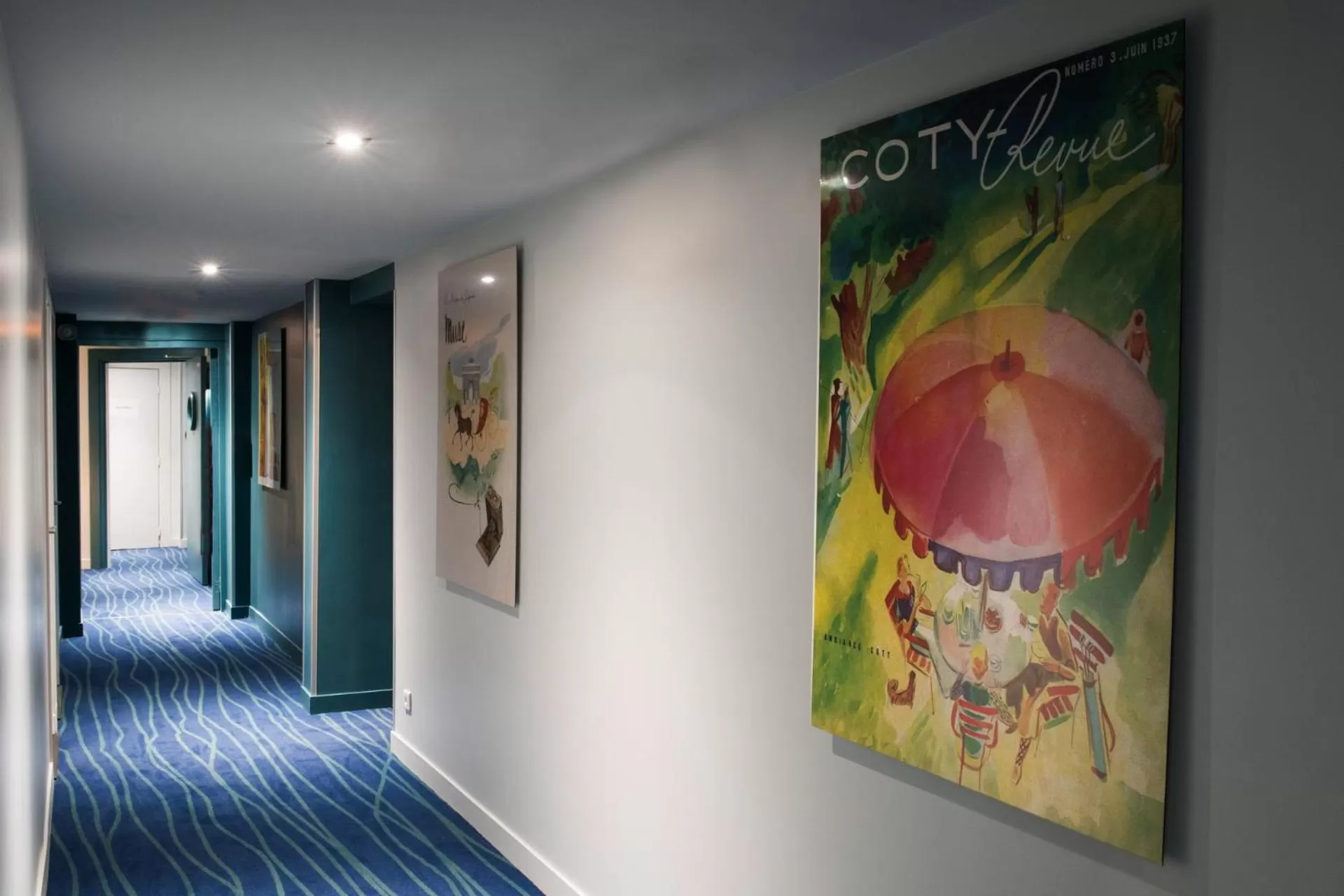 Property building in Hôtel Mercure Paris Suresnes Longchamp