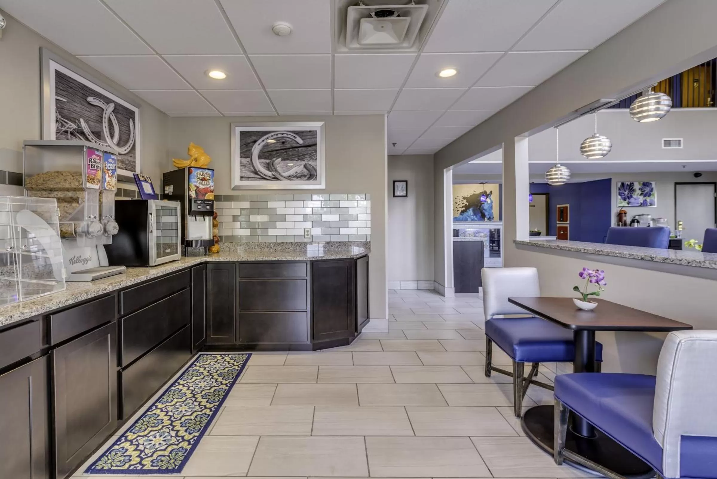 Communal lounge/ TV room in Guesthouse Inn & Suites Lexington