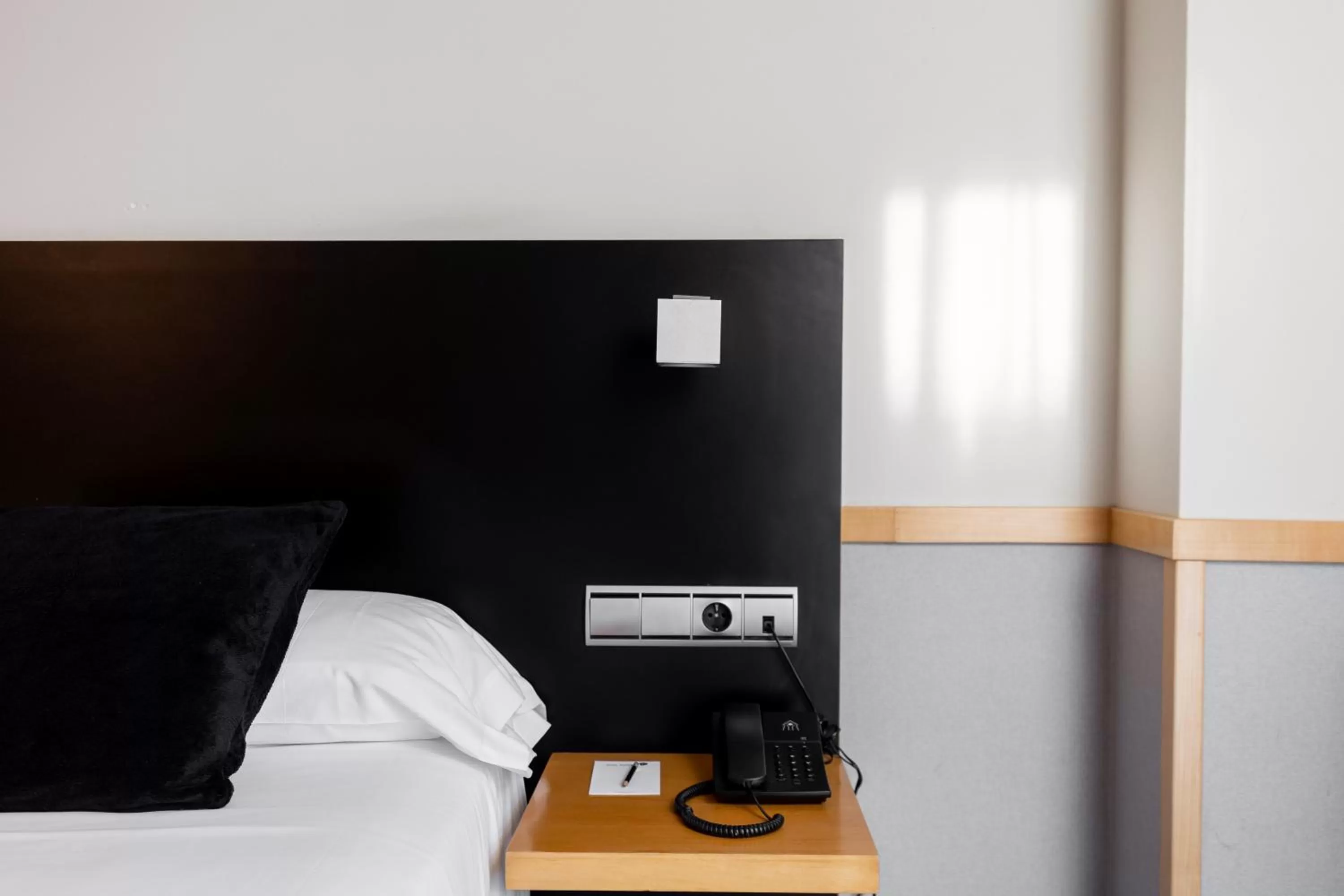 Photo of the whole room, Bed in Onix Liceo