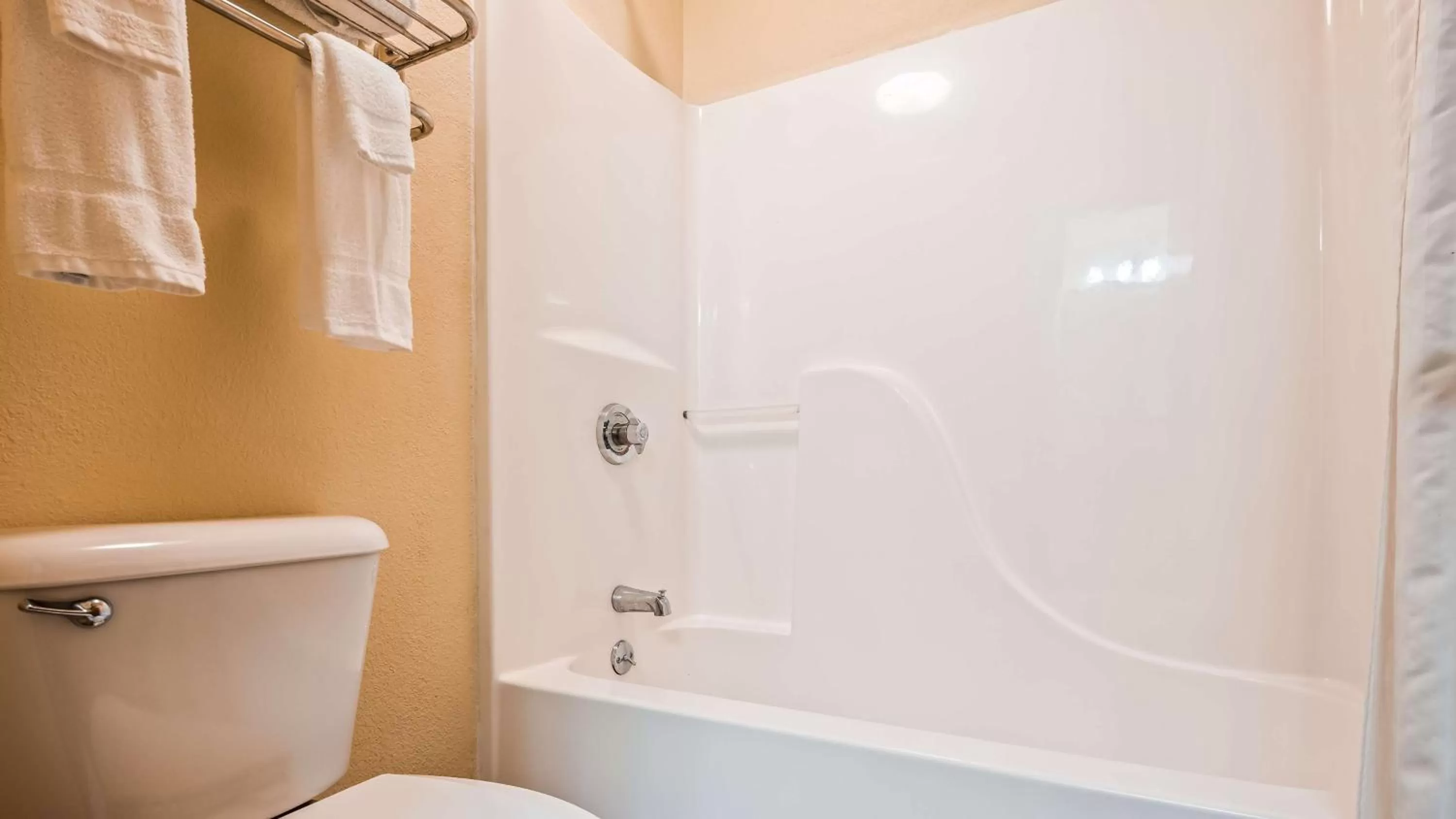 Bathroom in Best Western Muncie