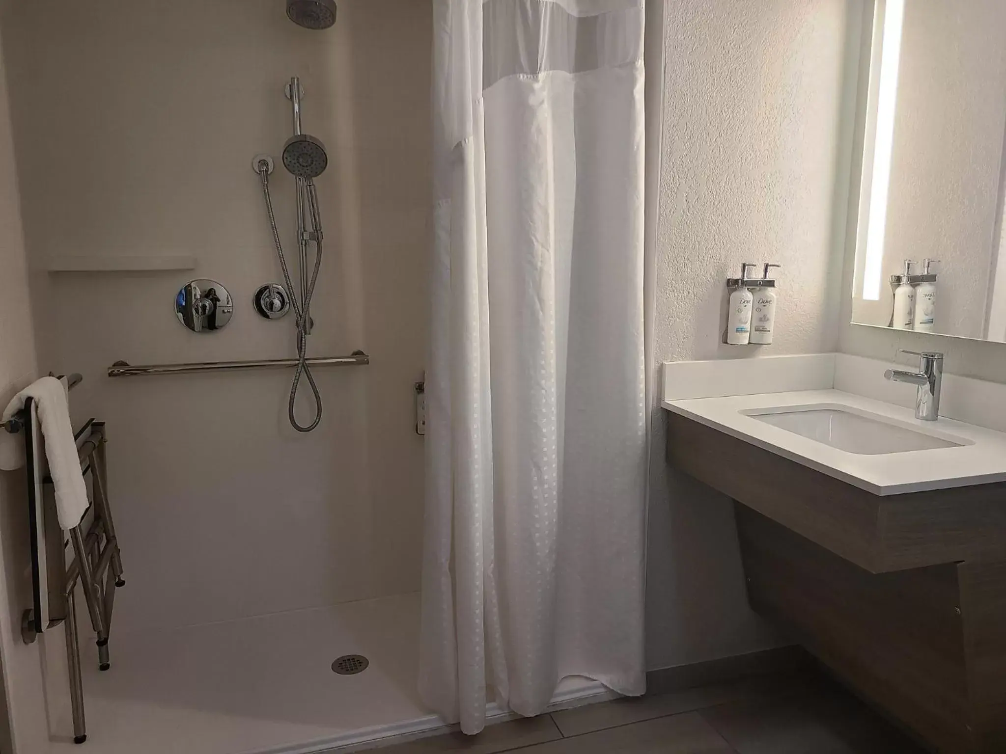 King Suite with Roll-In Shower - Disability Access/Non-Smoking in Holiday Inn Express Fort Lauderdale North - Executive Airport by IHG King Suite with Roll-In Shower - Disability Access/Non-Smoking in Holiday Inn Express Fort Lauderdale North - Executive Airport by IHG