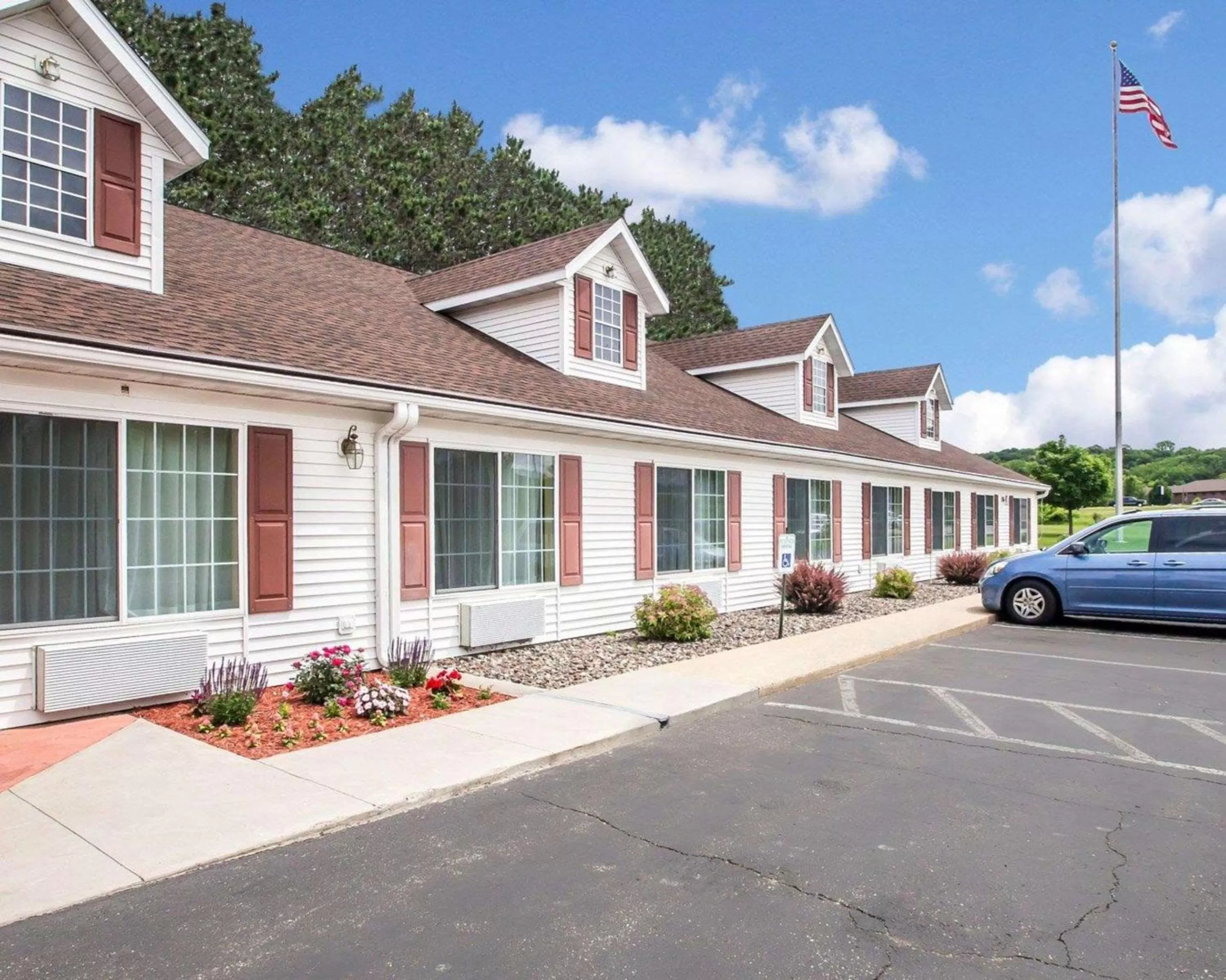 Property building in Econo Lodge Inn & Suites Eau Claire South