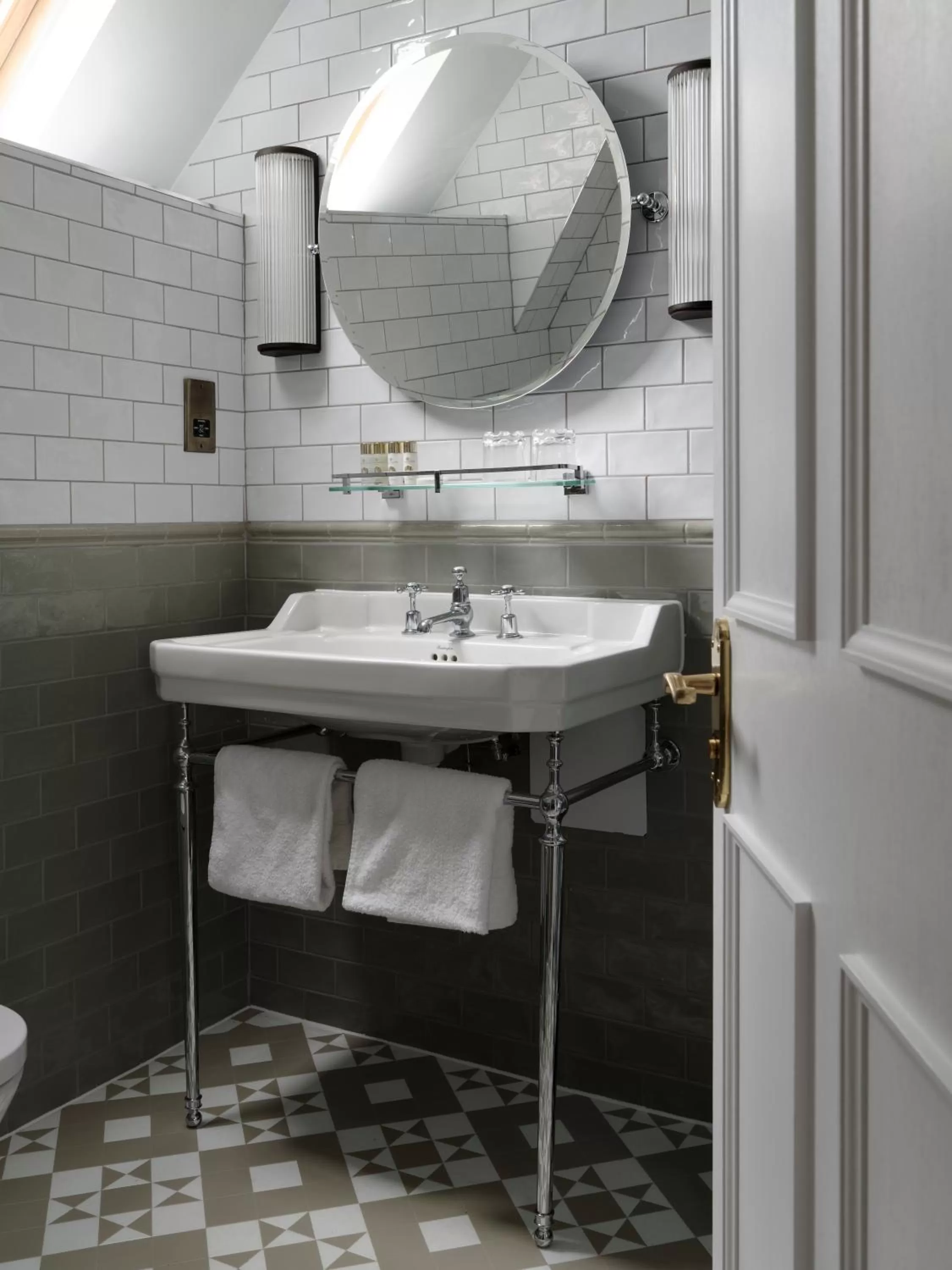 Standard Twin Room in Eastwell Manor, Champneys Hotel & Spa