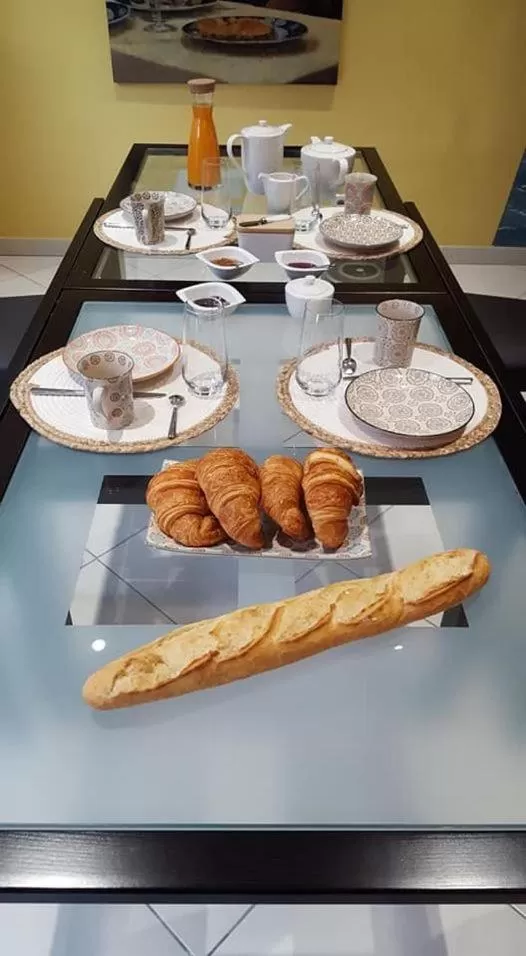 Breakfast in La Maison de L Artiste - Chambres d'hôtes à Verdun - avec jacuzzi