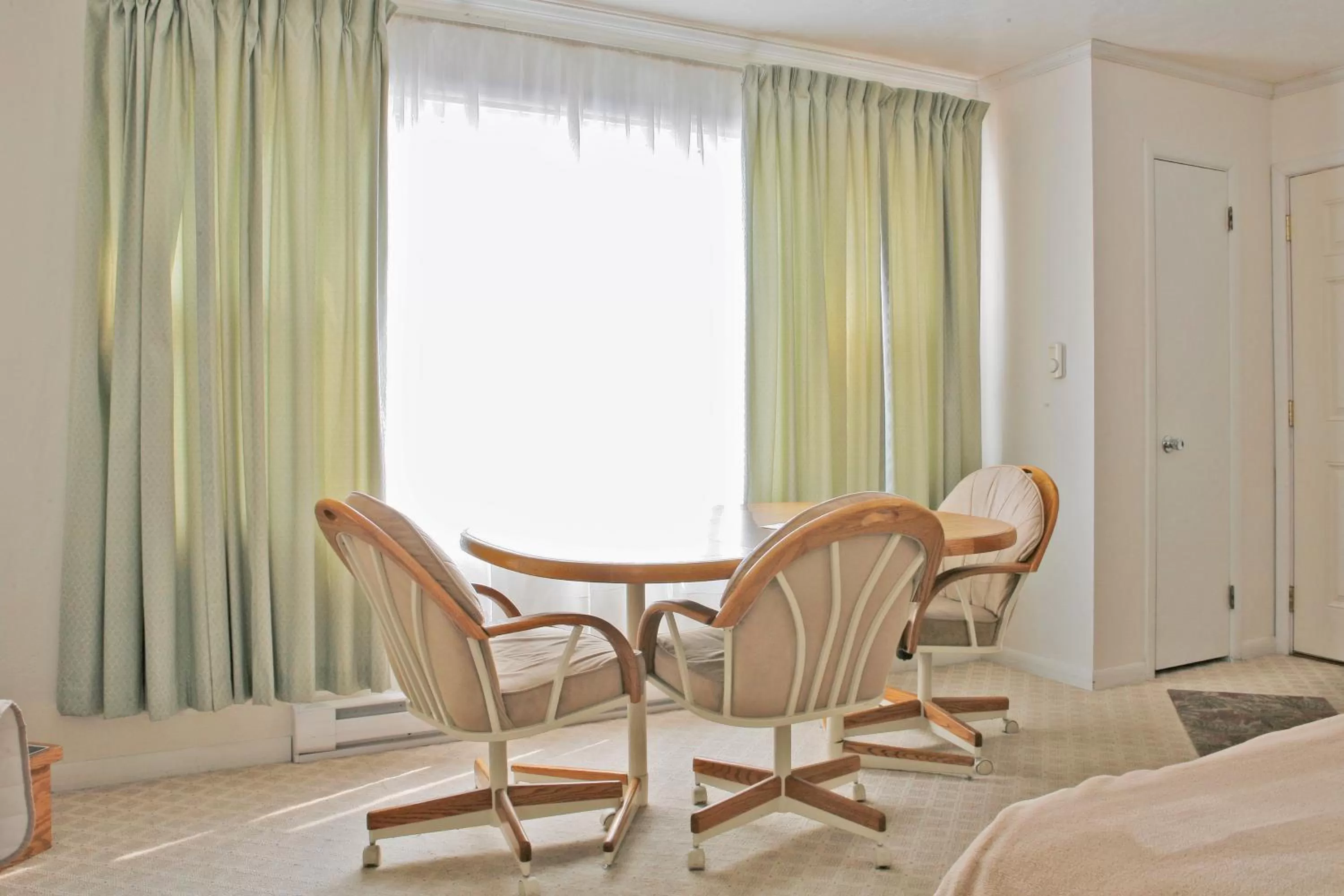 Seating area, Bed in Peninsula Park-View Resort