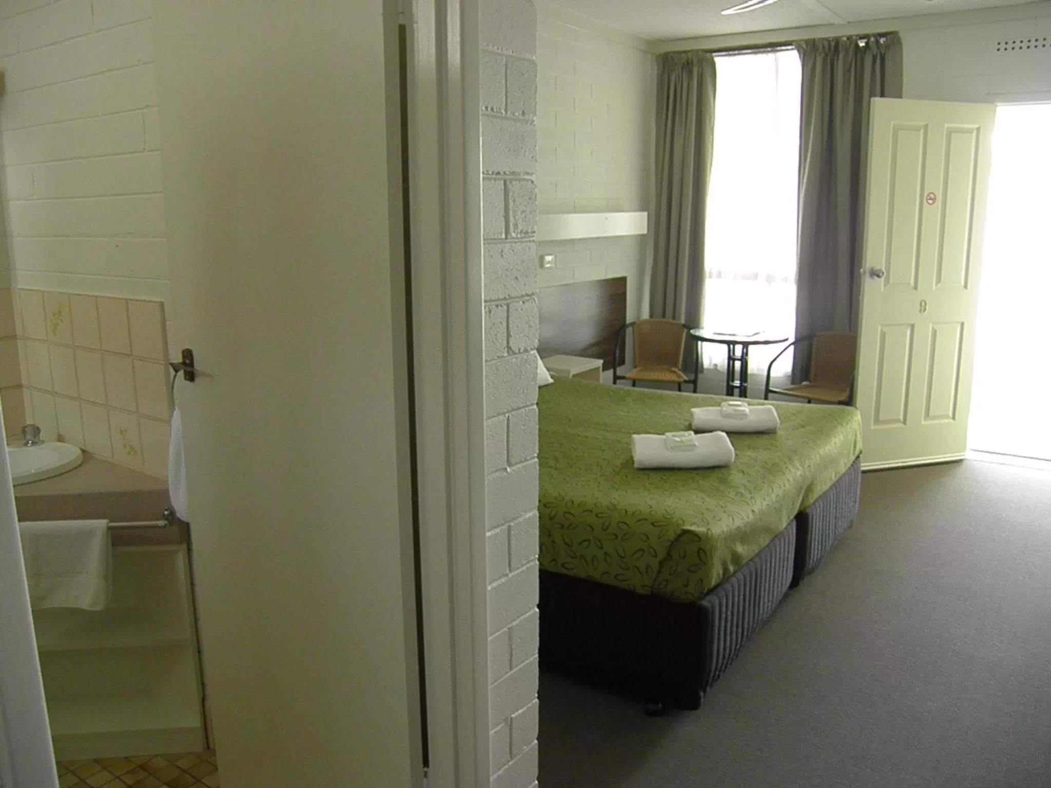 Photo of the whole room, Bed in 7th Street Motel