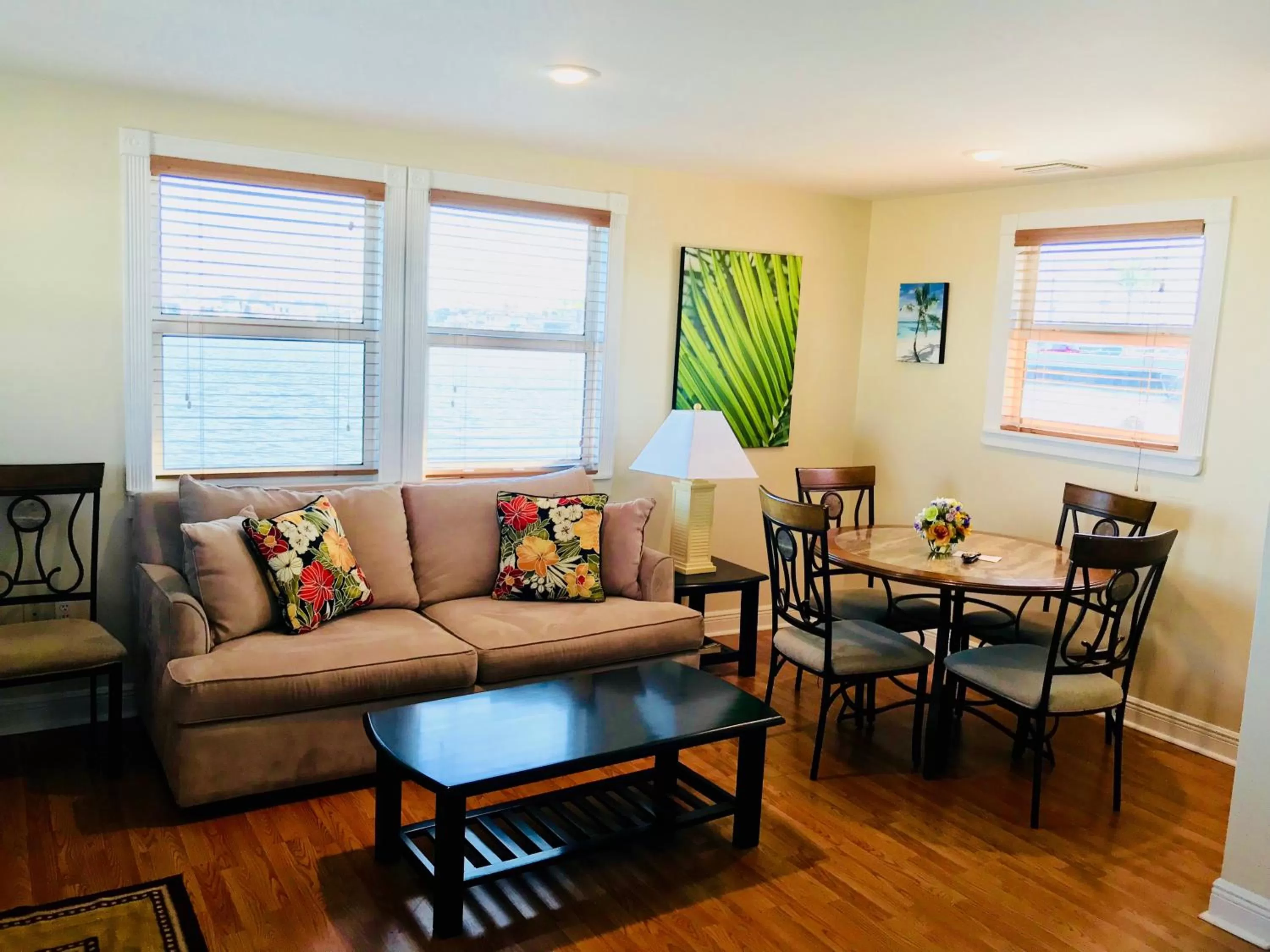 Living room in Harborside Motel & Marina
