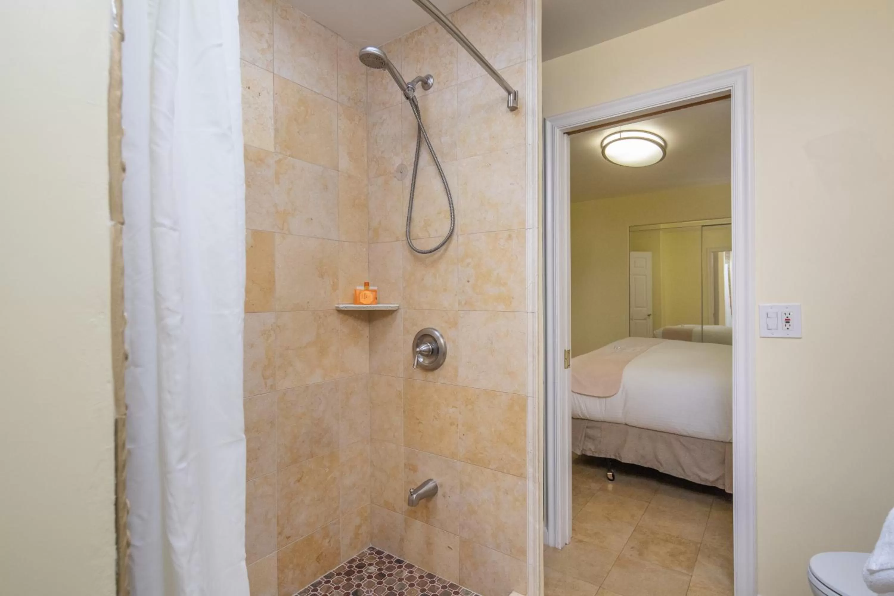 Bathroom, Bed in The Vendange Carmel Inn & Suites