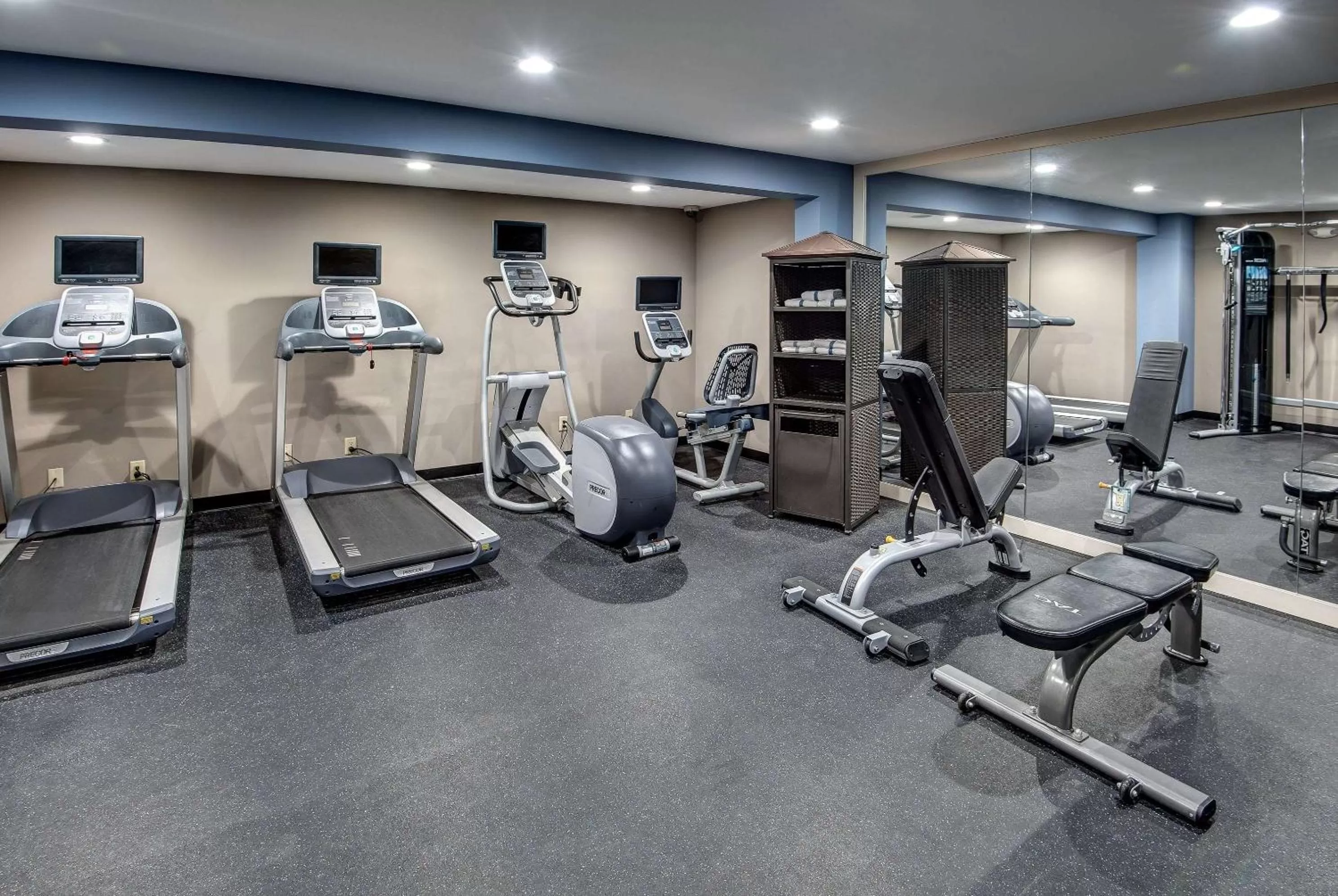 Fitness centre/facilities in Days Hotel by Wyndham Toms River Jersey Shore