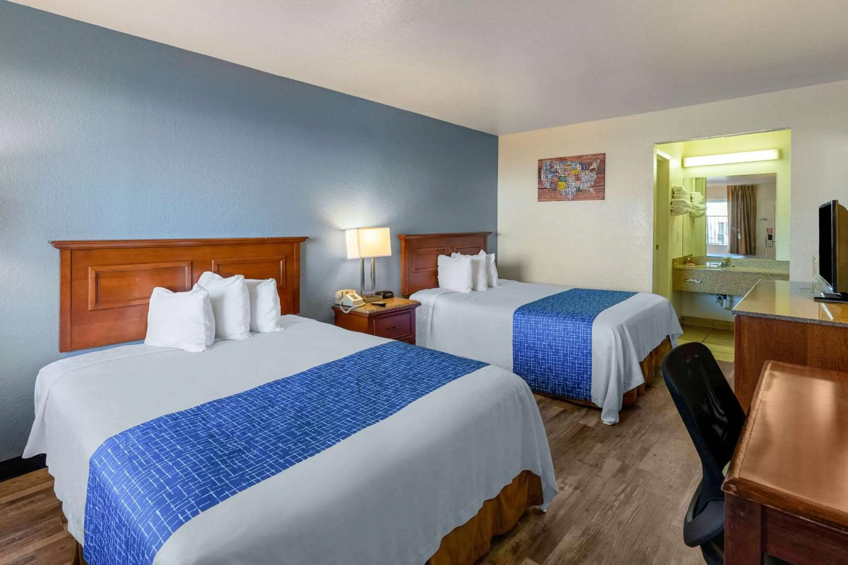 Photo of the whole room, Bed in Econo Lodge Phoenix North I-17