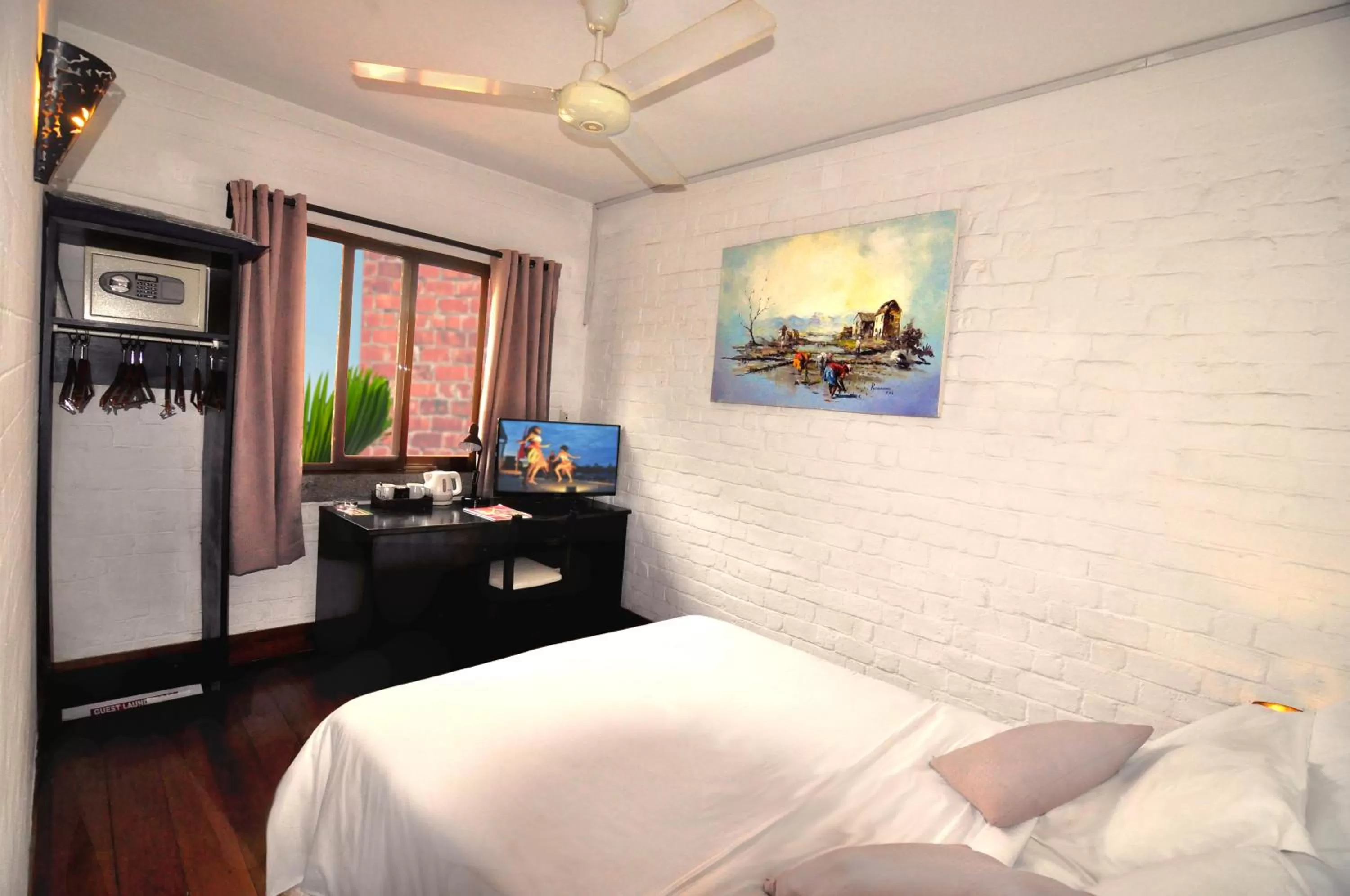 Photo of the whole room, Bed in Rova Hotel