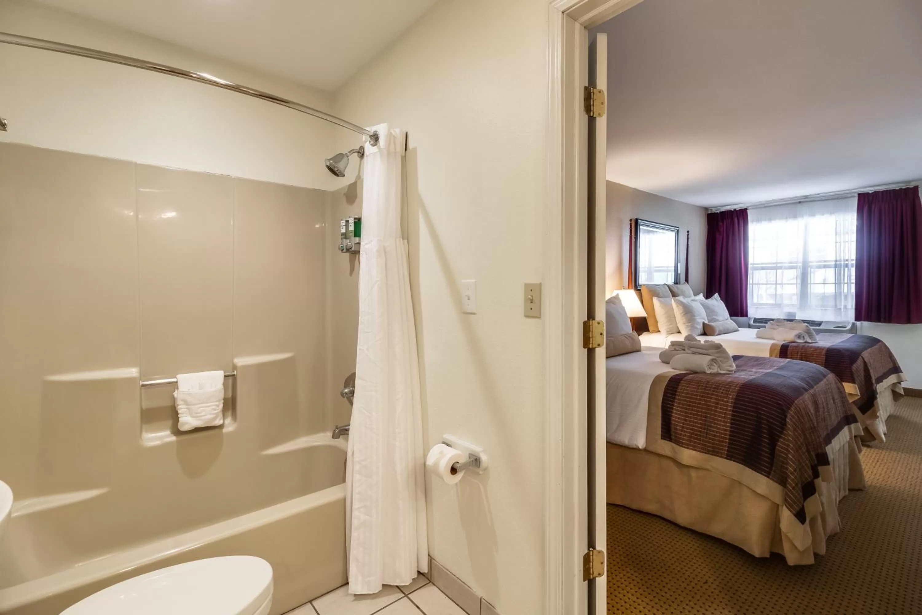 Bed in Twin Peaks Lodge & Hot Springs