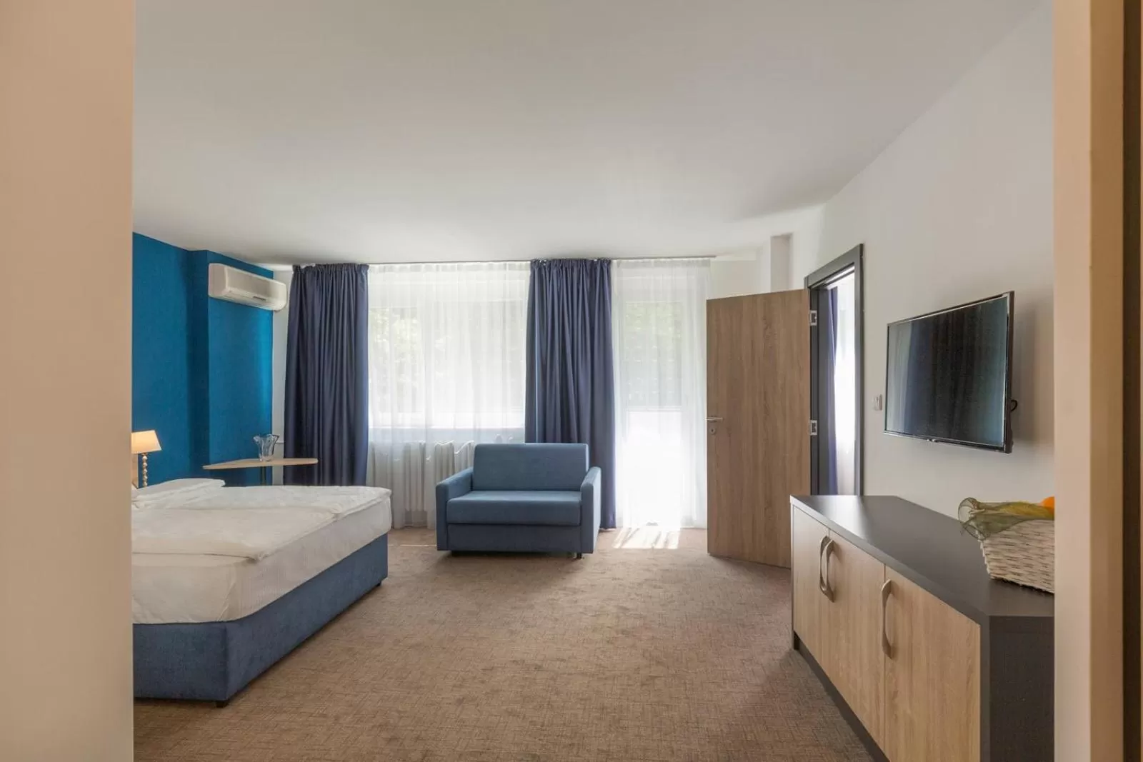 TV and multimedia, Bed in Premium Crown Suites