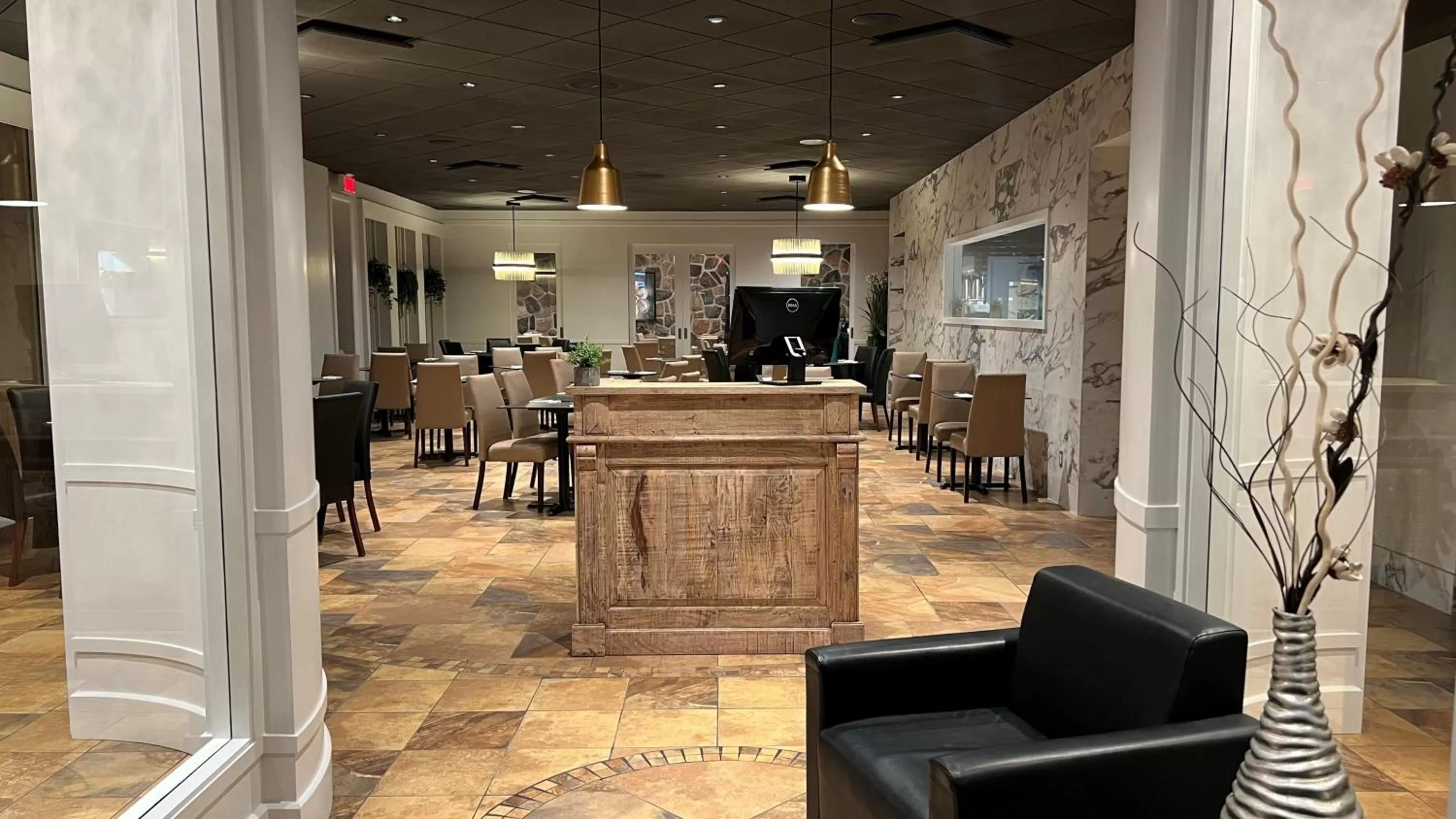 Restaurant/places to eat in Hotel & Suites Le Dauphin Drummondville