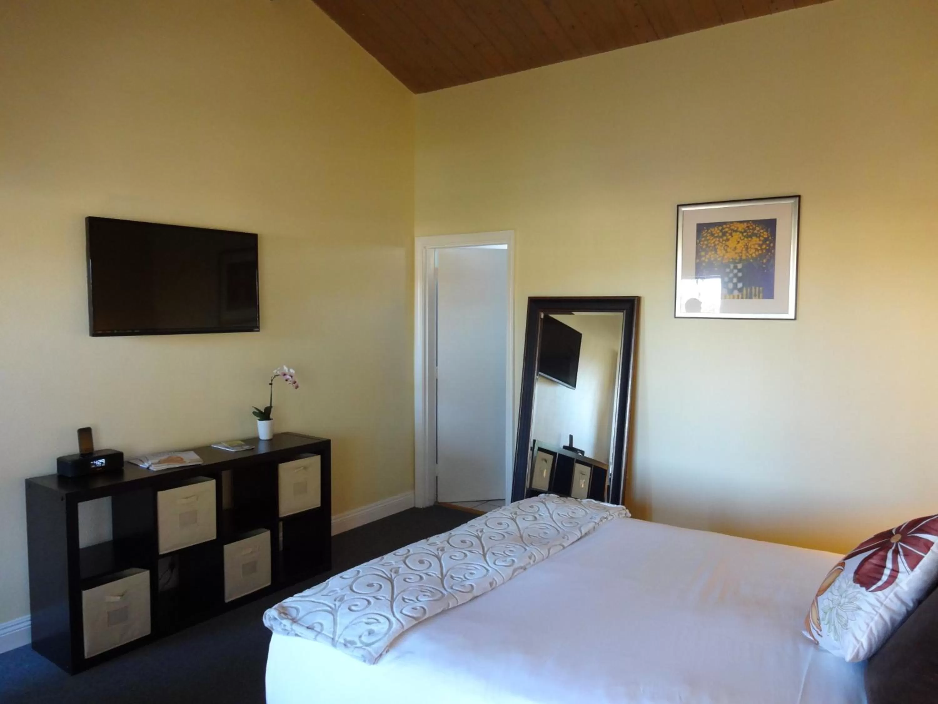 TV and multimedia, Bed in The Presidio