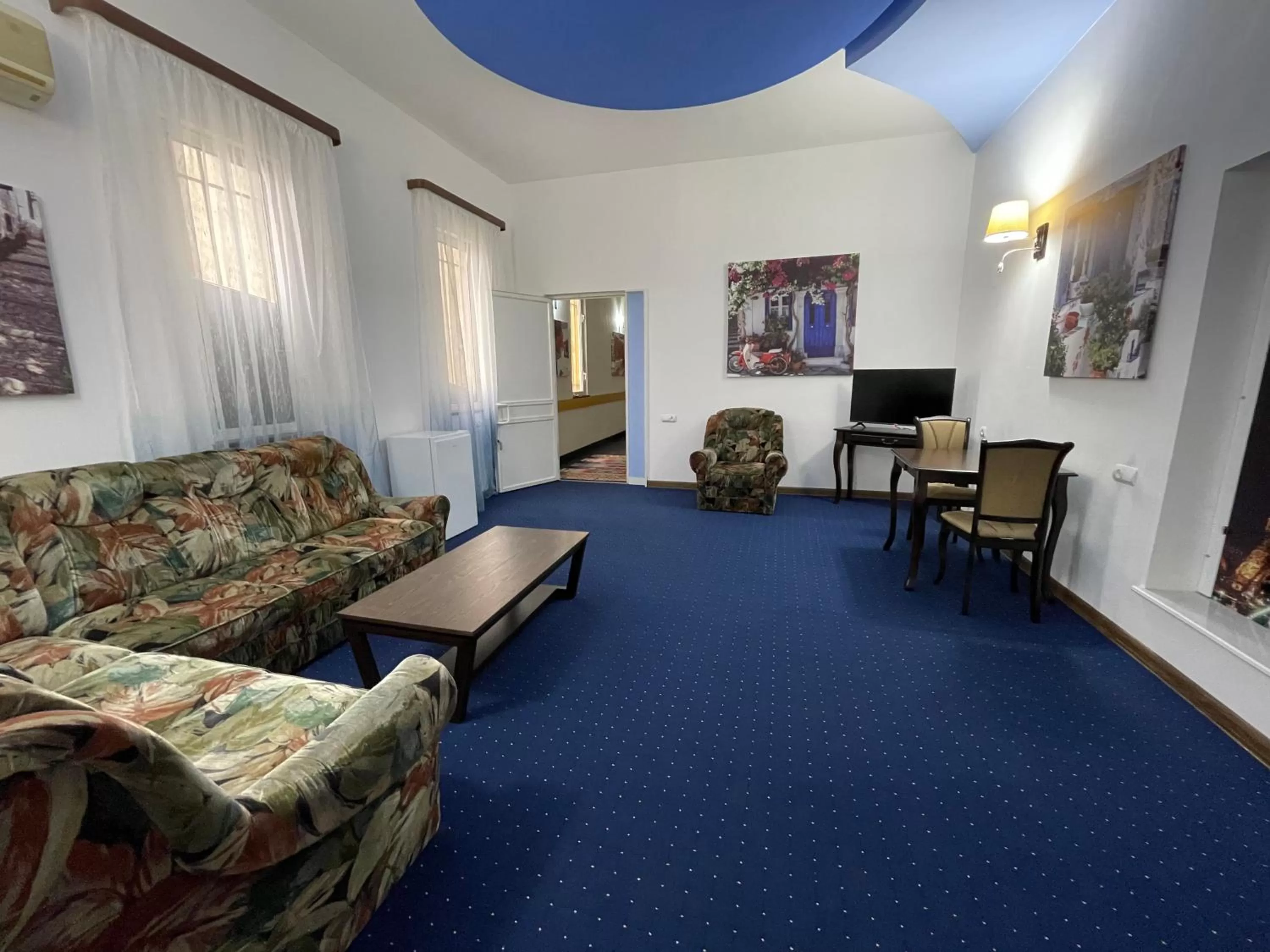 Seating Area in NO PROBLEM