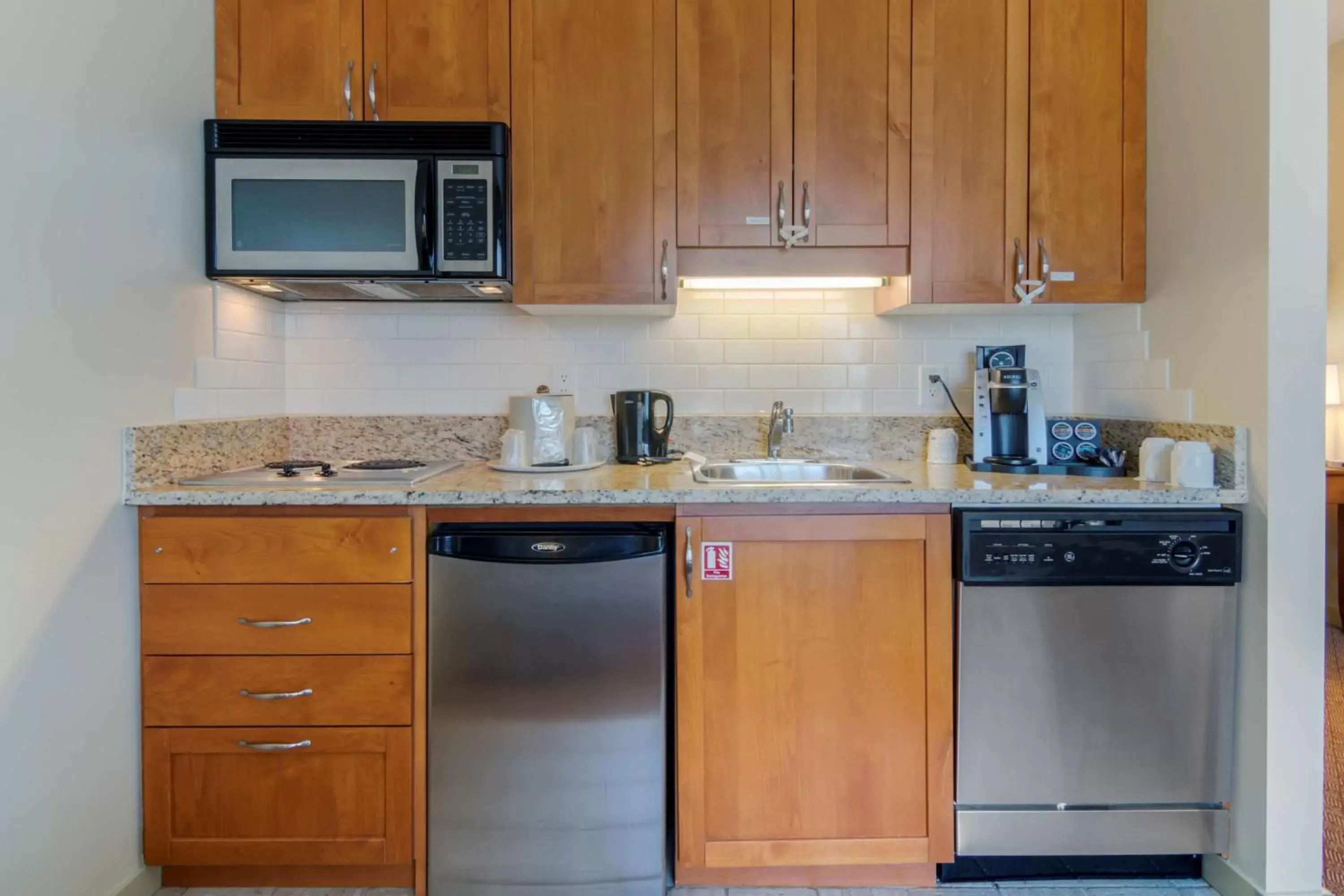 Queen Room with Walk-In Shower and Kitchen - Mobility Accessible/Non-Smoking in Best Western PLUS Chemainus Inn Queen Room with Walk-In Shower and Kitchen - Mobility Accessible/Non-Smoking in Best Western PLUS Chemainus Inn