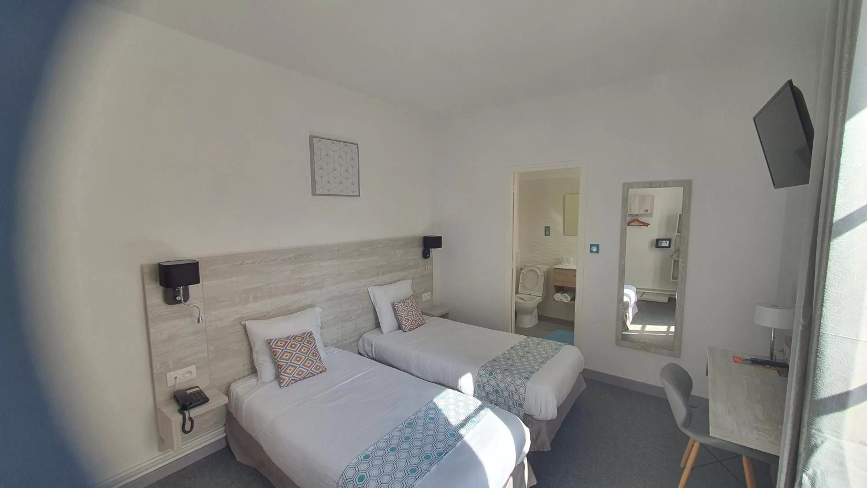 Living room, Bed in Hôtel L'Alsace