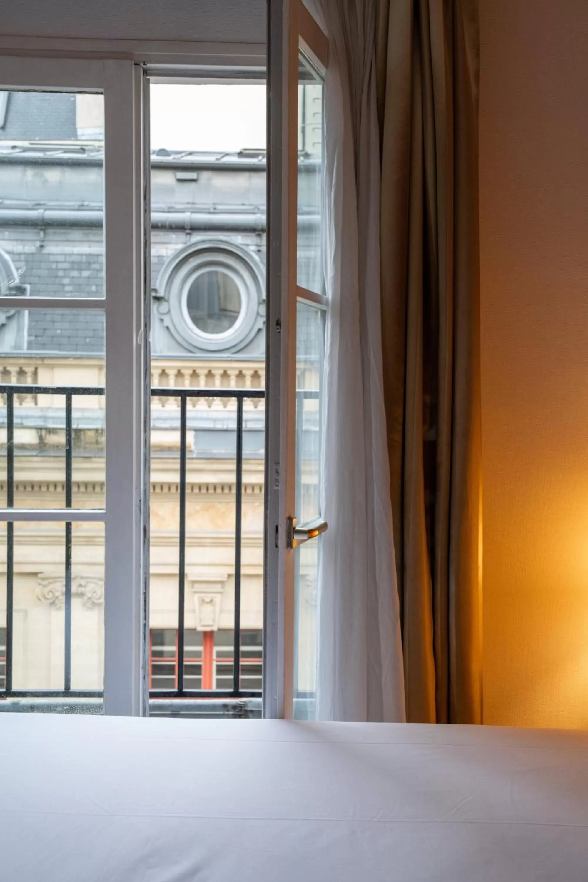 City view, Bed in Hotel de Fleurie - Saint-Germain-des-Pres