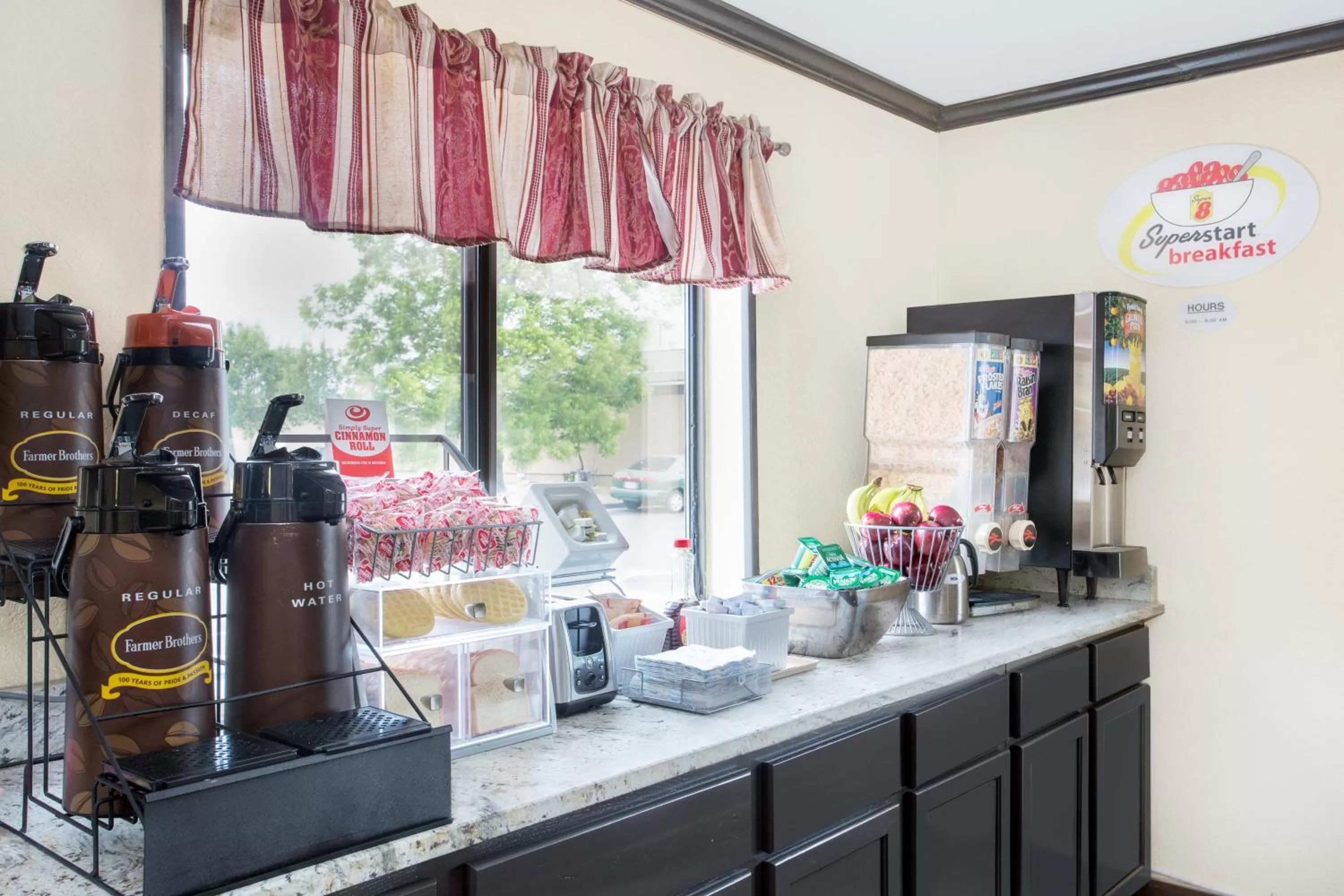 Food and drinks in Super 8 by Wyndham Douglas