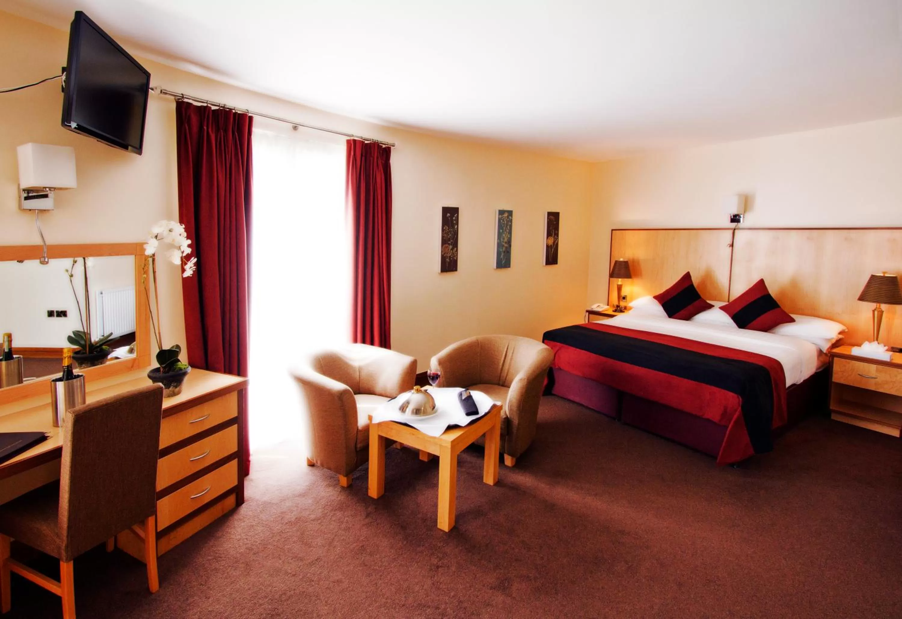 Bed in La Mon Hotel & Country Club