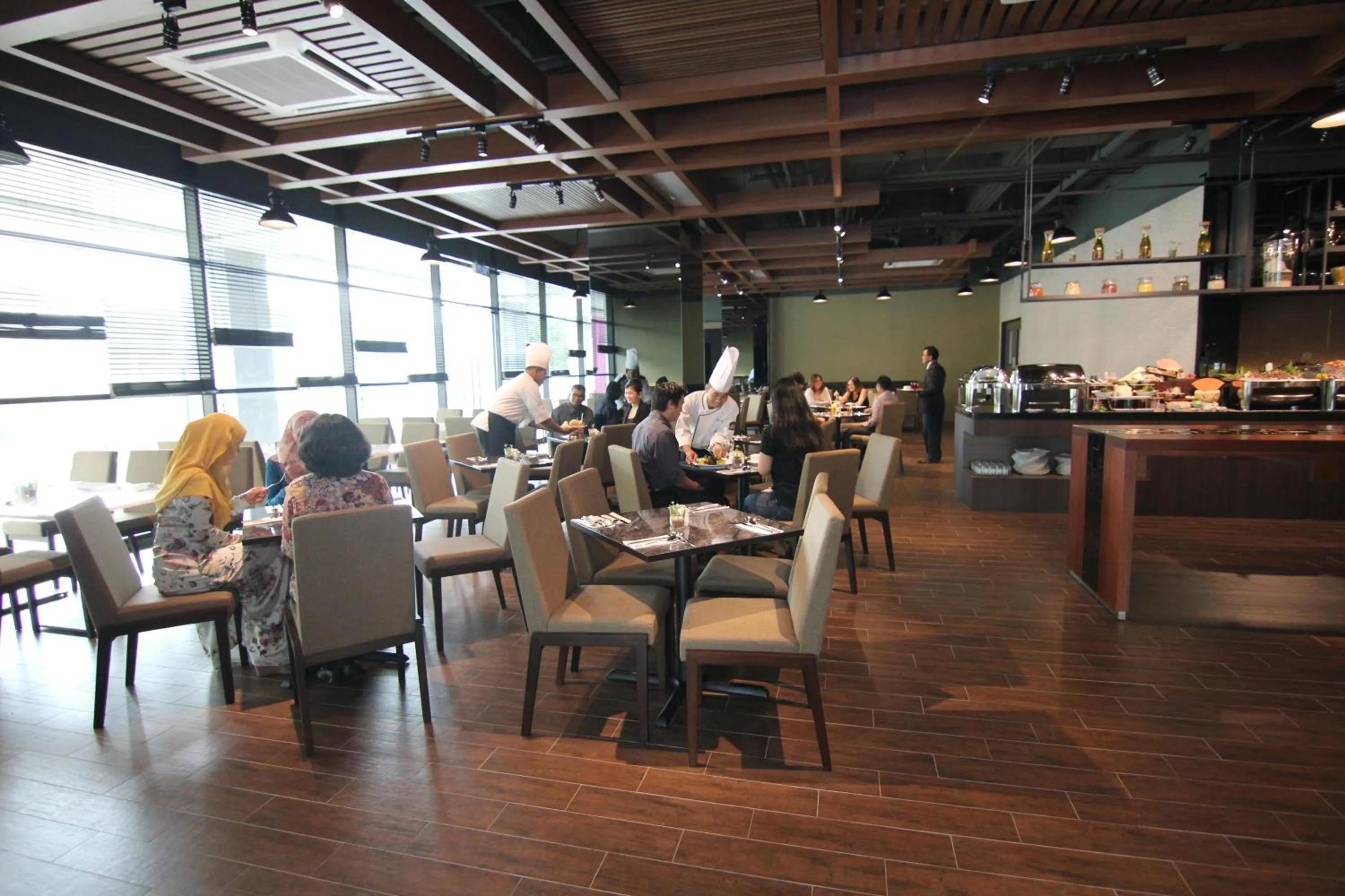 Restaurant/places to eat in Nexus Regency Suites & Hotel