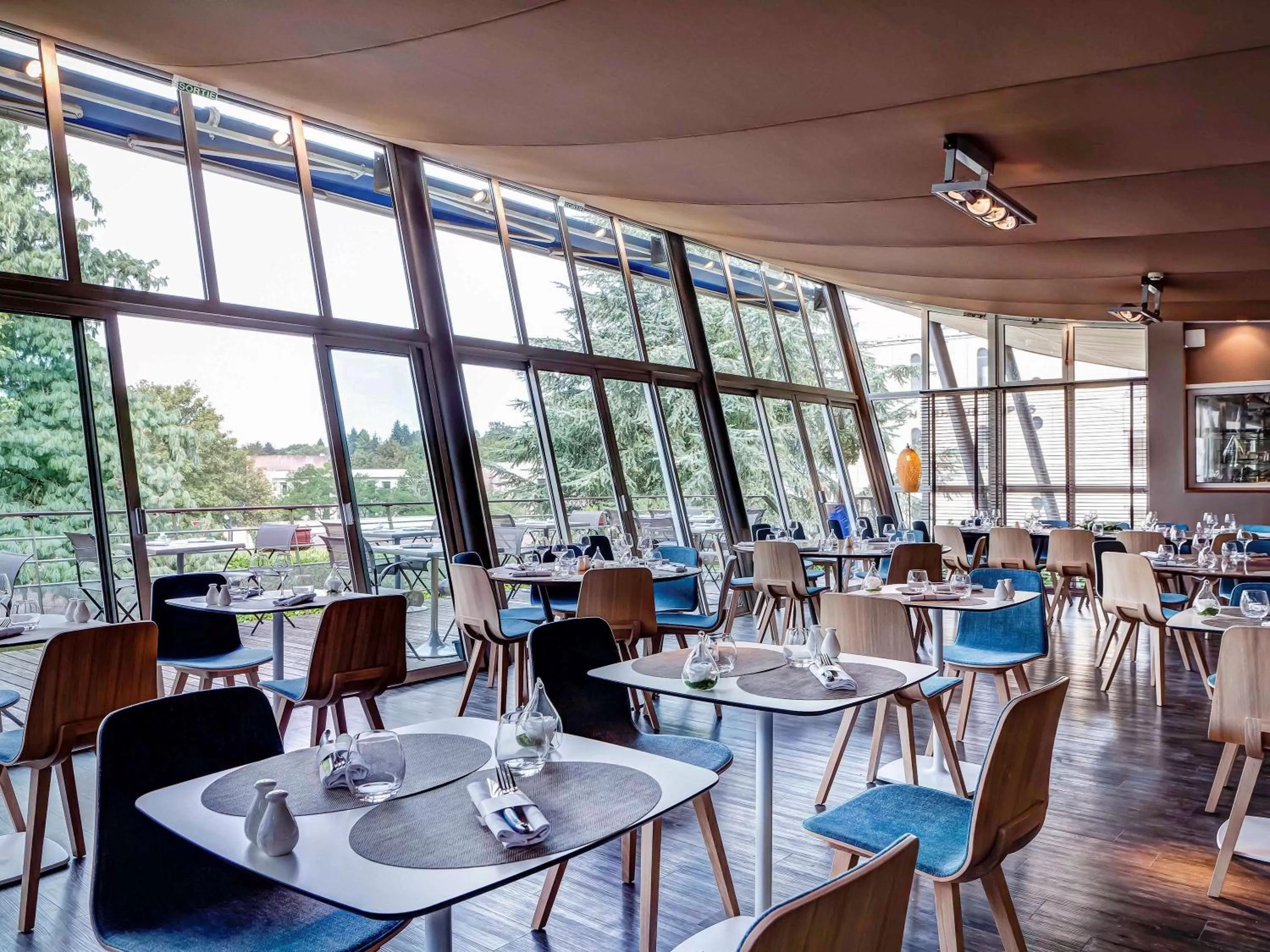 Restaurant/places to eat in Mercure Lyon Charbonnières