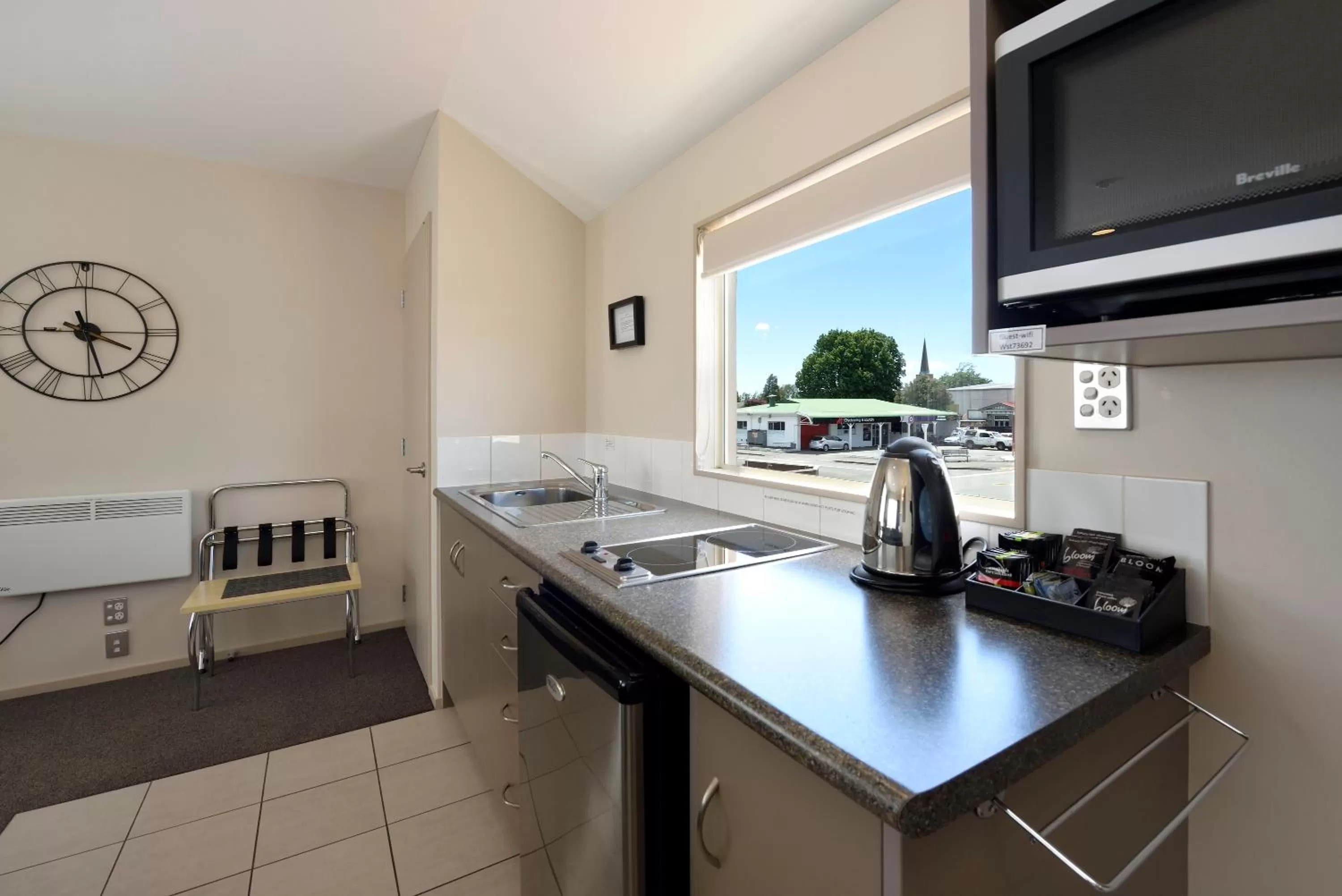 Kitchen or kitchenette in 171 On High Motel