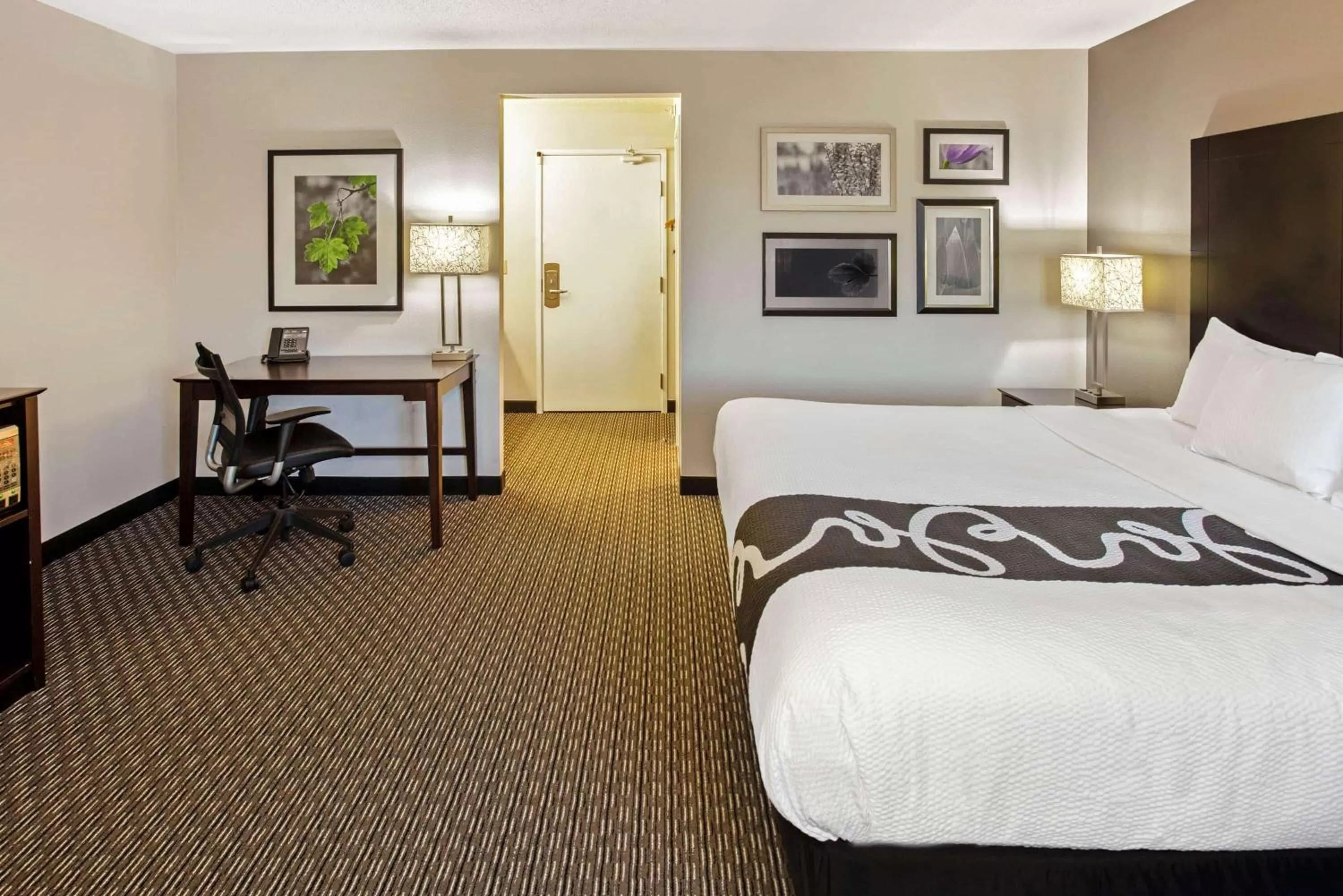 Photo of the whole room, Bed in La Quinta by Wyndham Milwaukee Delafield