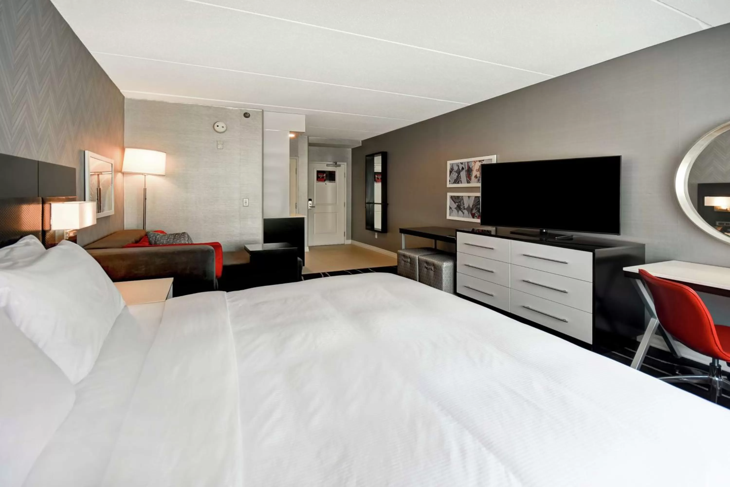 Bedroom, Bed in DoubleTree by Hilton Deadwood at Cadillac Jack's