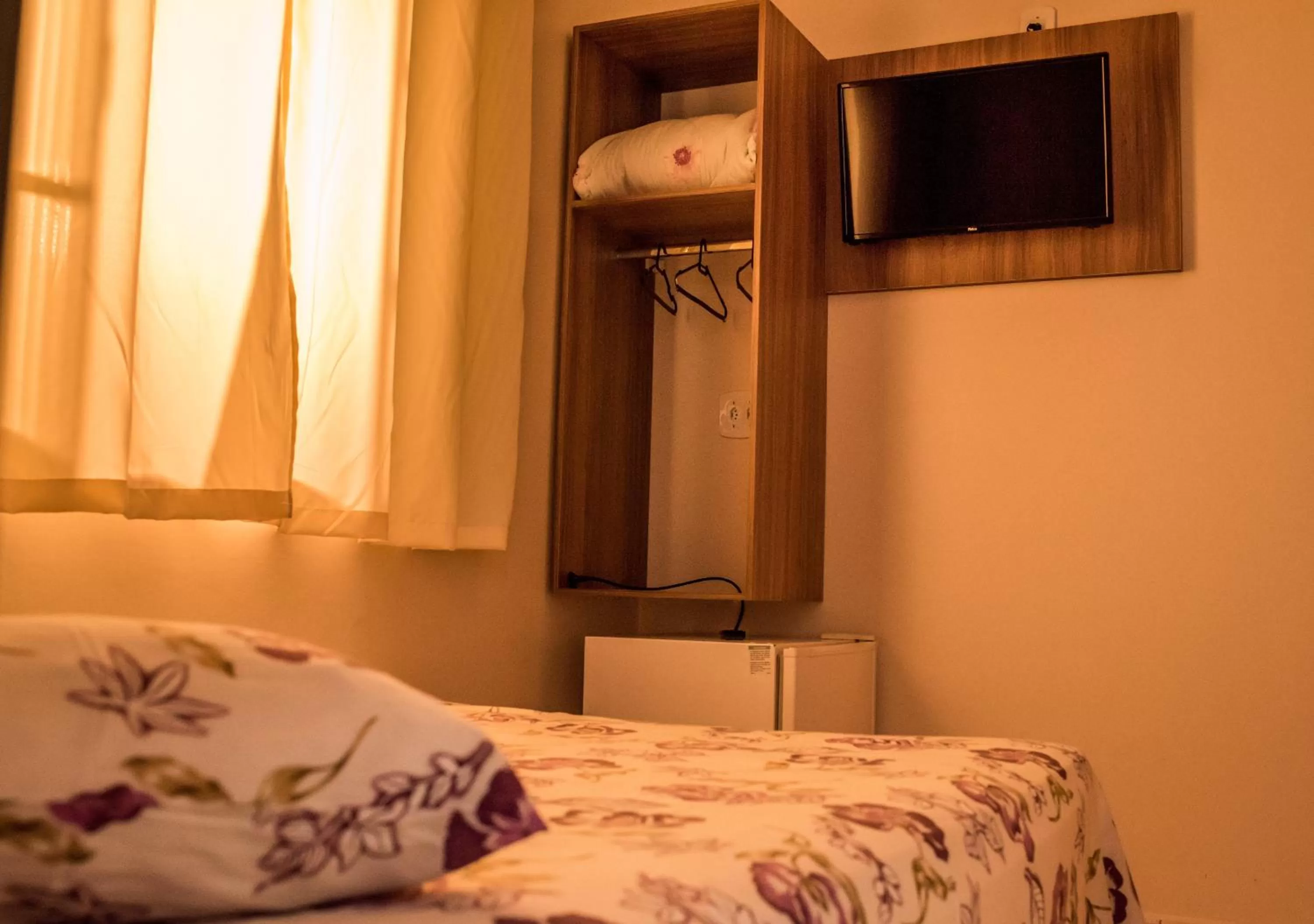 Bed, TV/Entertainment Center in Pousada Rabake