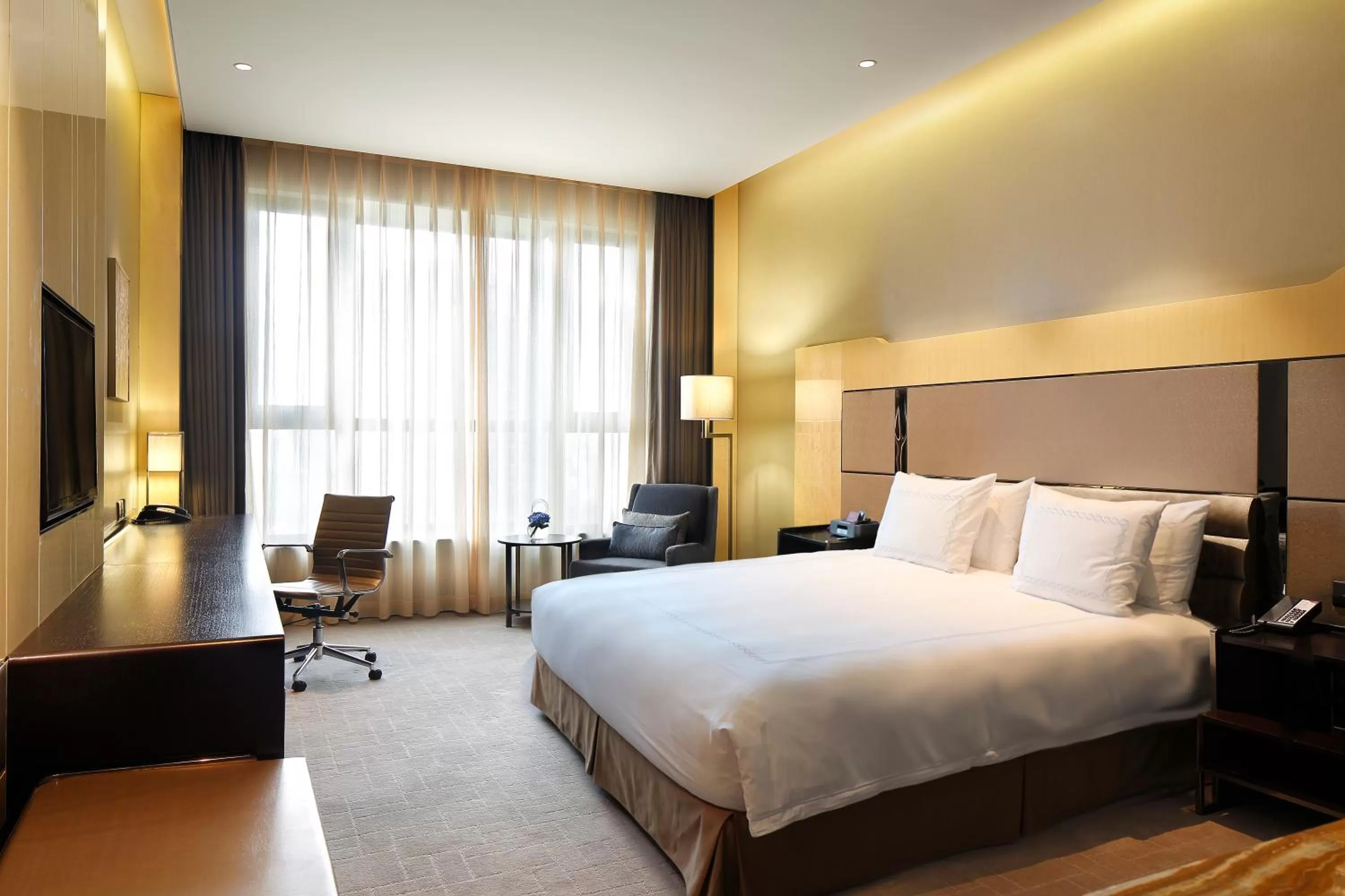Bed in Crowne Plaza Beijing Lido by IHG