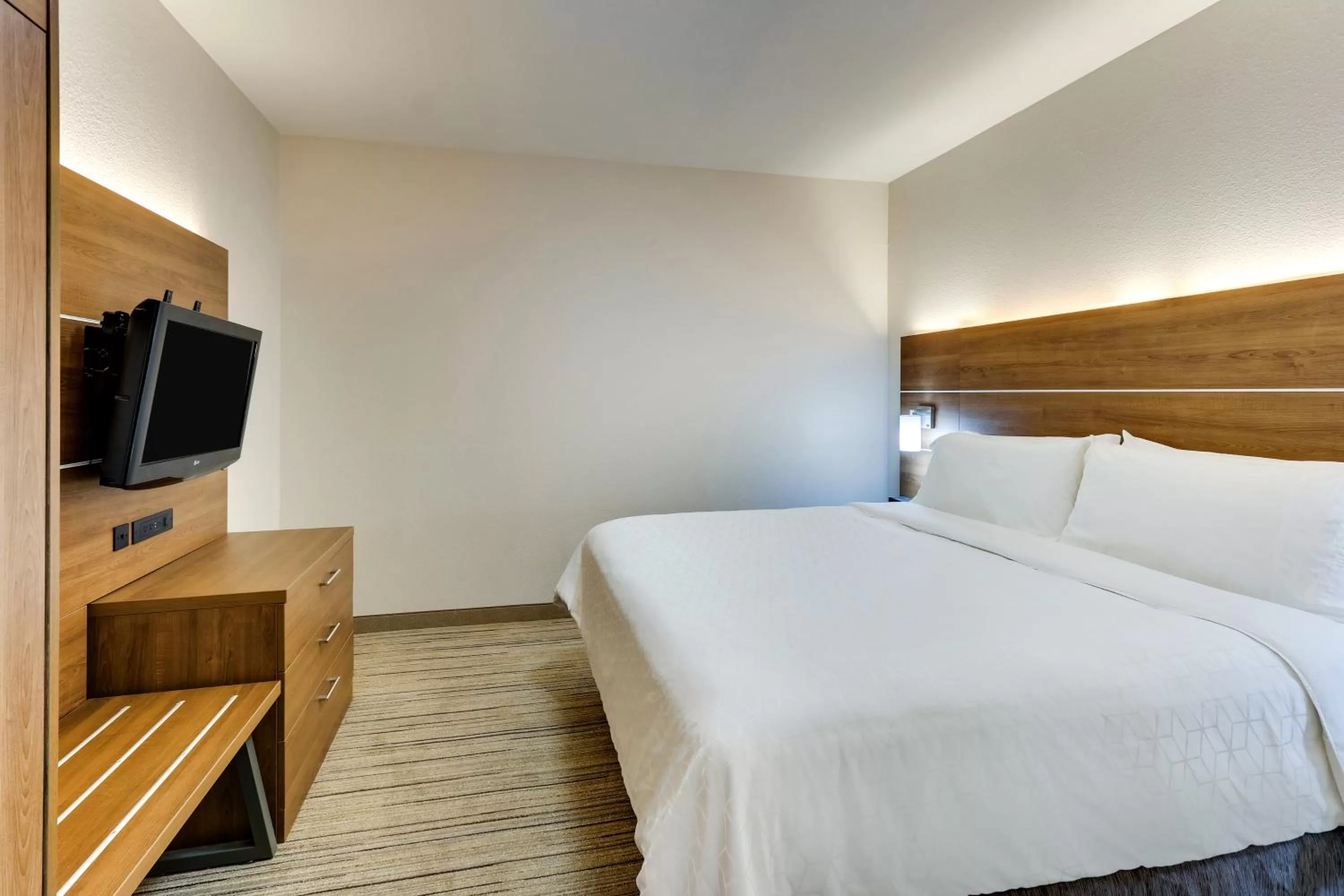 Photo of the whole room, Bed in Holiday Inn Express & Suites Waxahachie by IHG