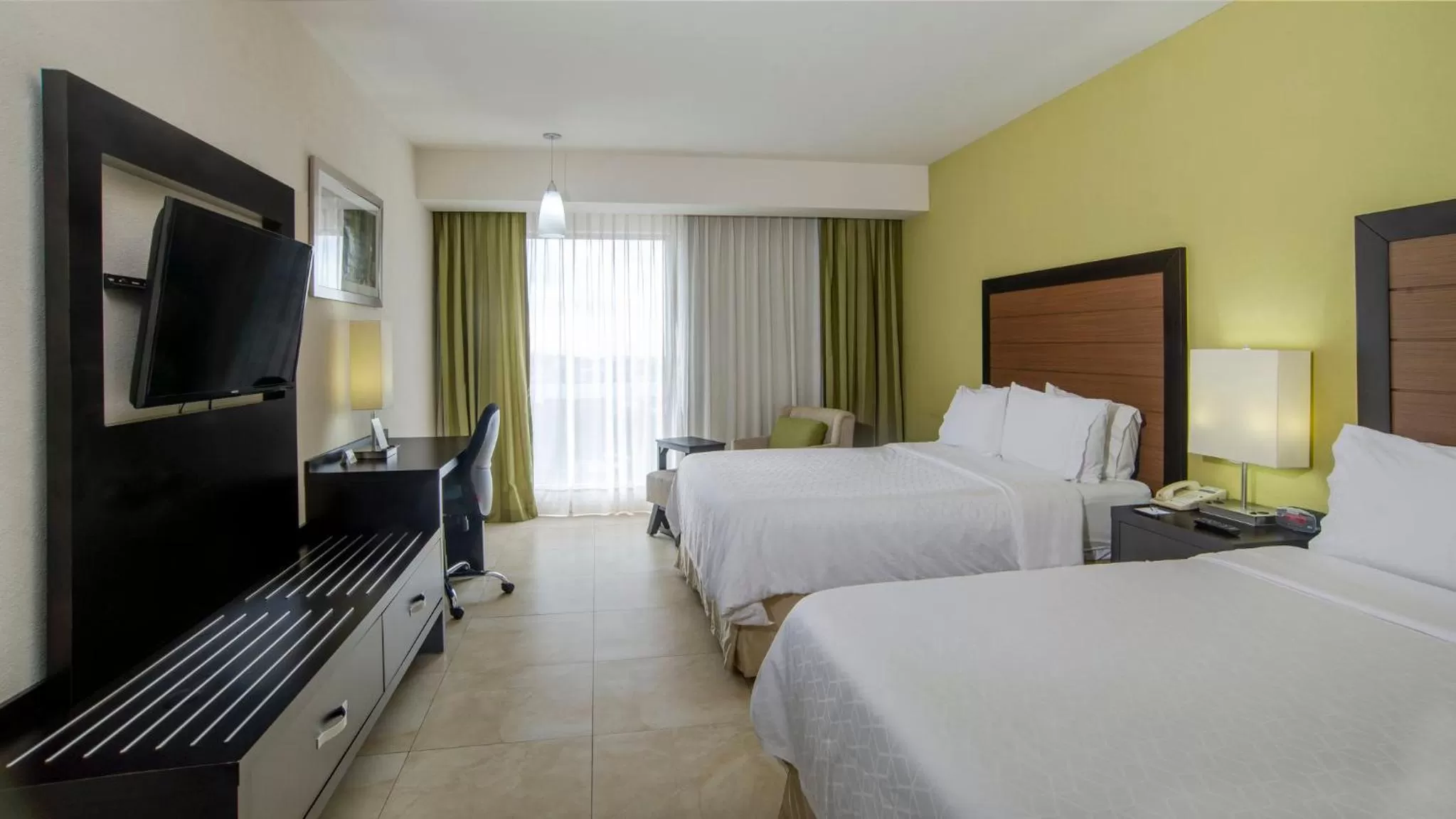 Photo of the whole room, Bed in Holiday Inn Express Xalapa by IHG