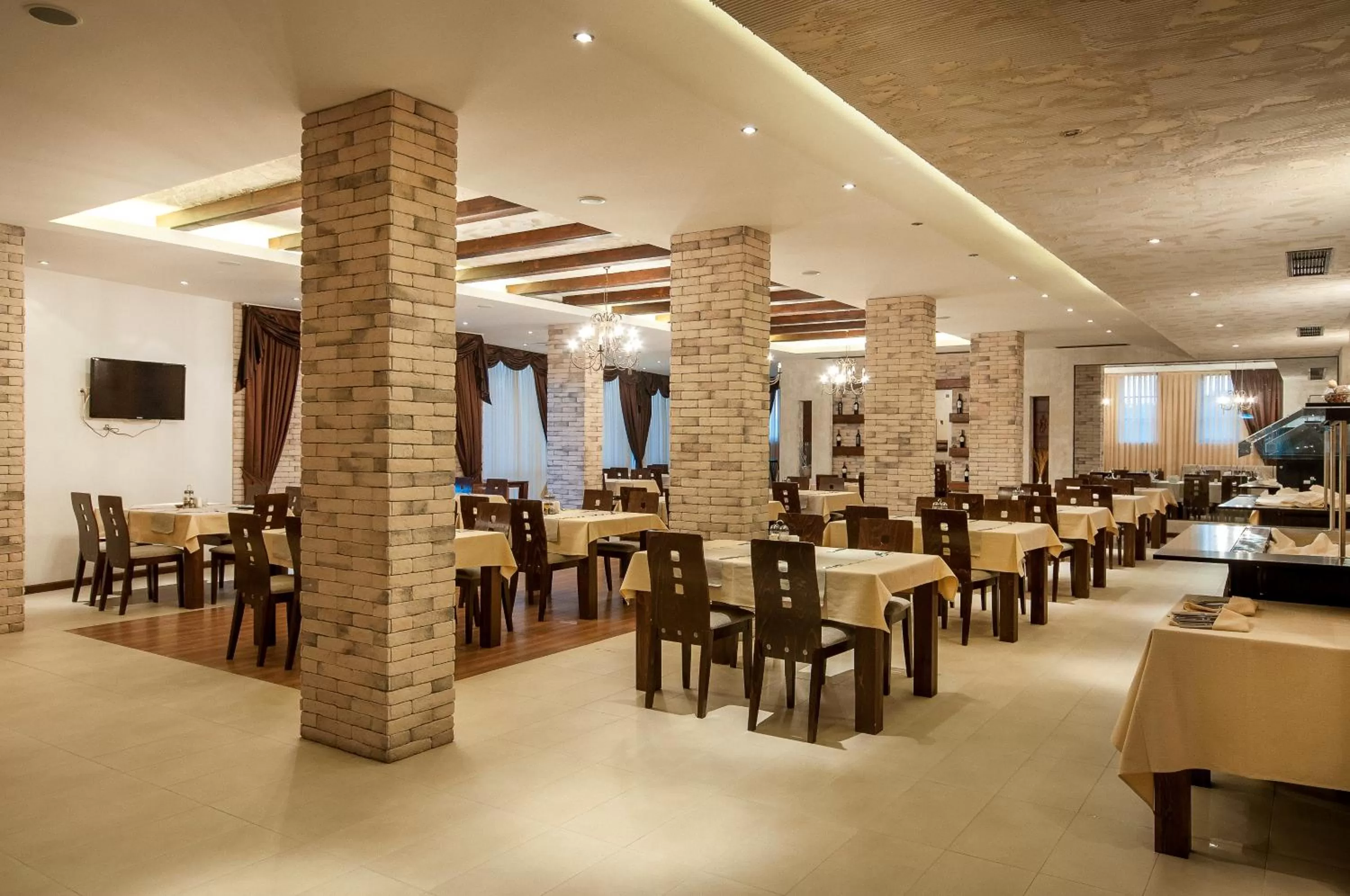 Restaurant/places to eat in Grand Royale Apartment Complex & Spa