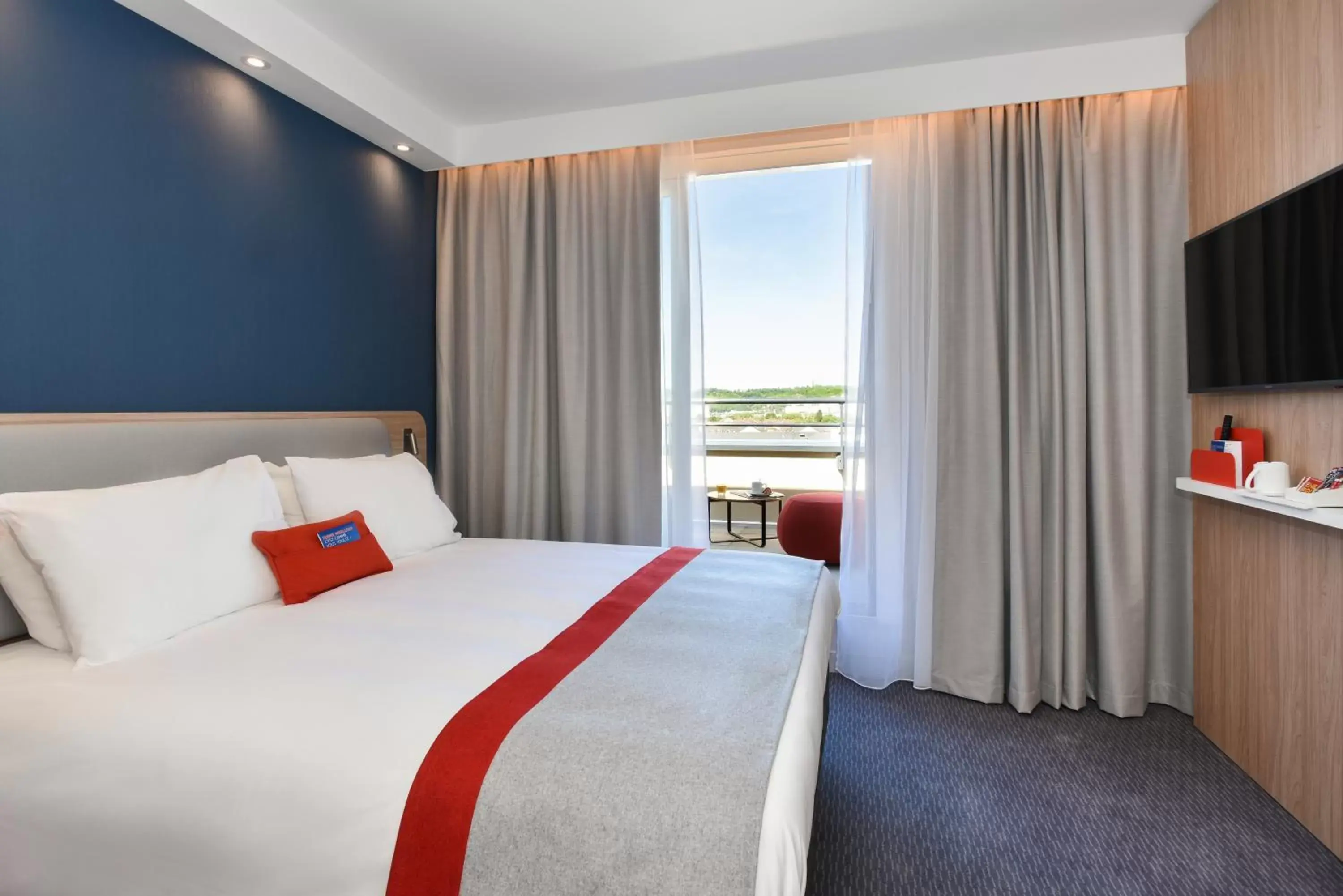 Standard king Room with Balcony - Top Floor in Holiday Inn Express - Rouen Centre - Rive Gauche by IHG Standard king Room with Balcony - Top Floor in Holiday Inn Express - Rouen Centre - Rive Gauche by IHG