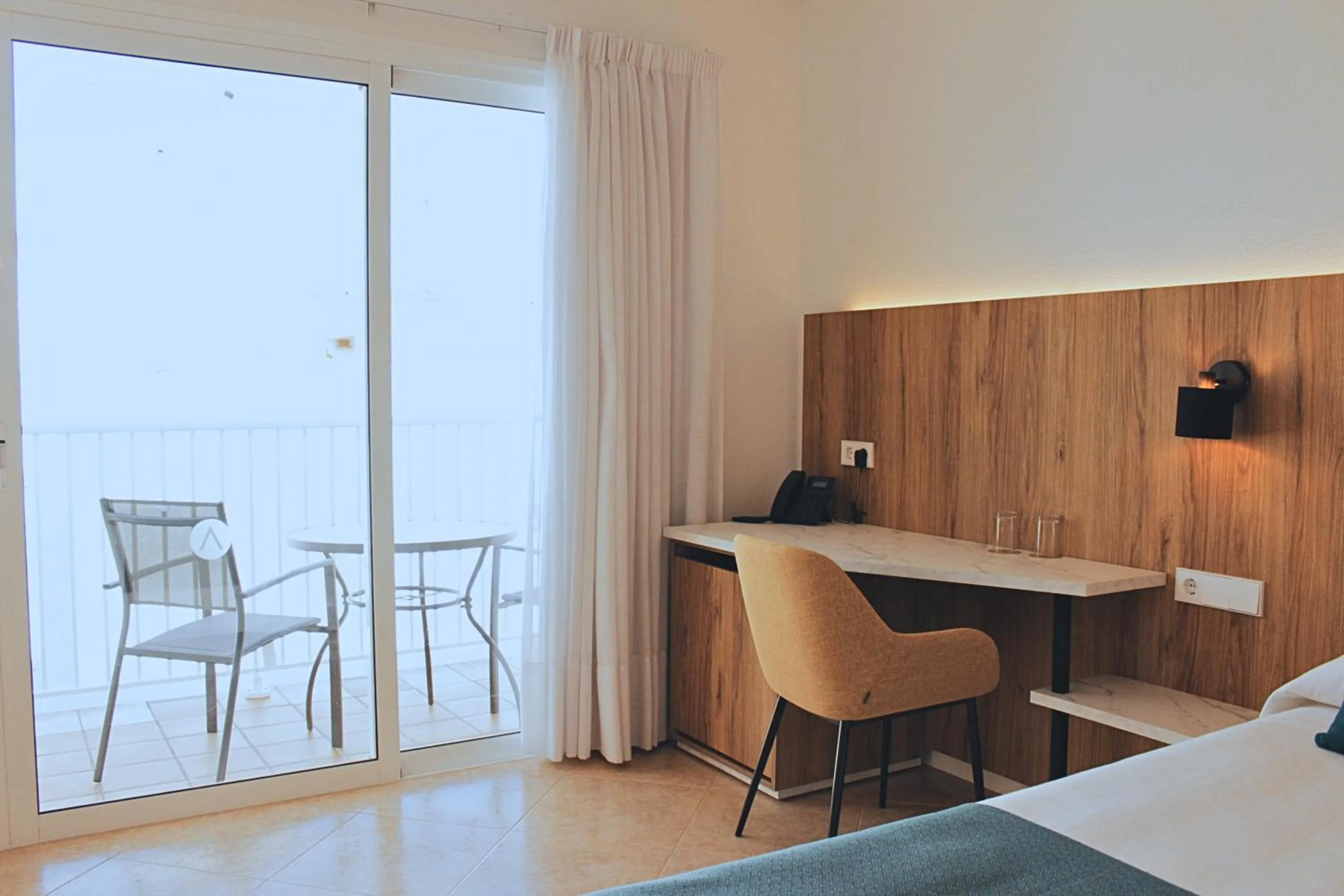 Balcony/Terrace, Bed in Alfons Hotel