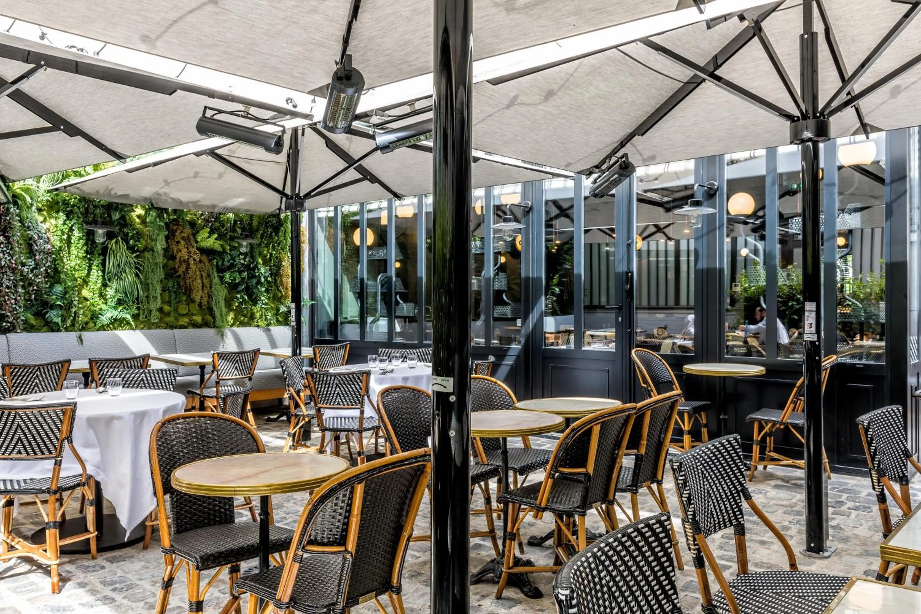 Patio in Hotel Restaurant Au Boeuf Couronné