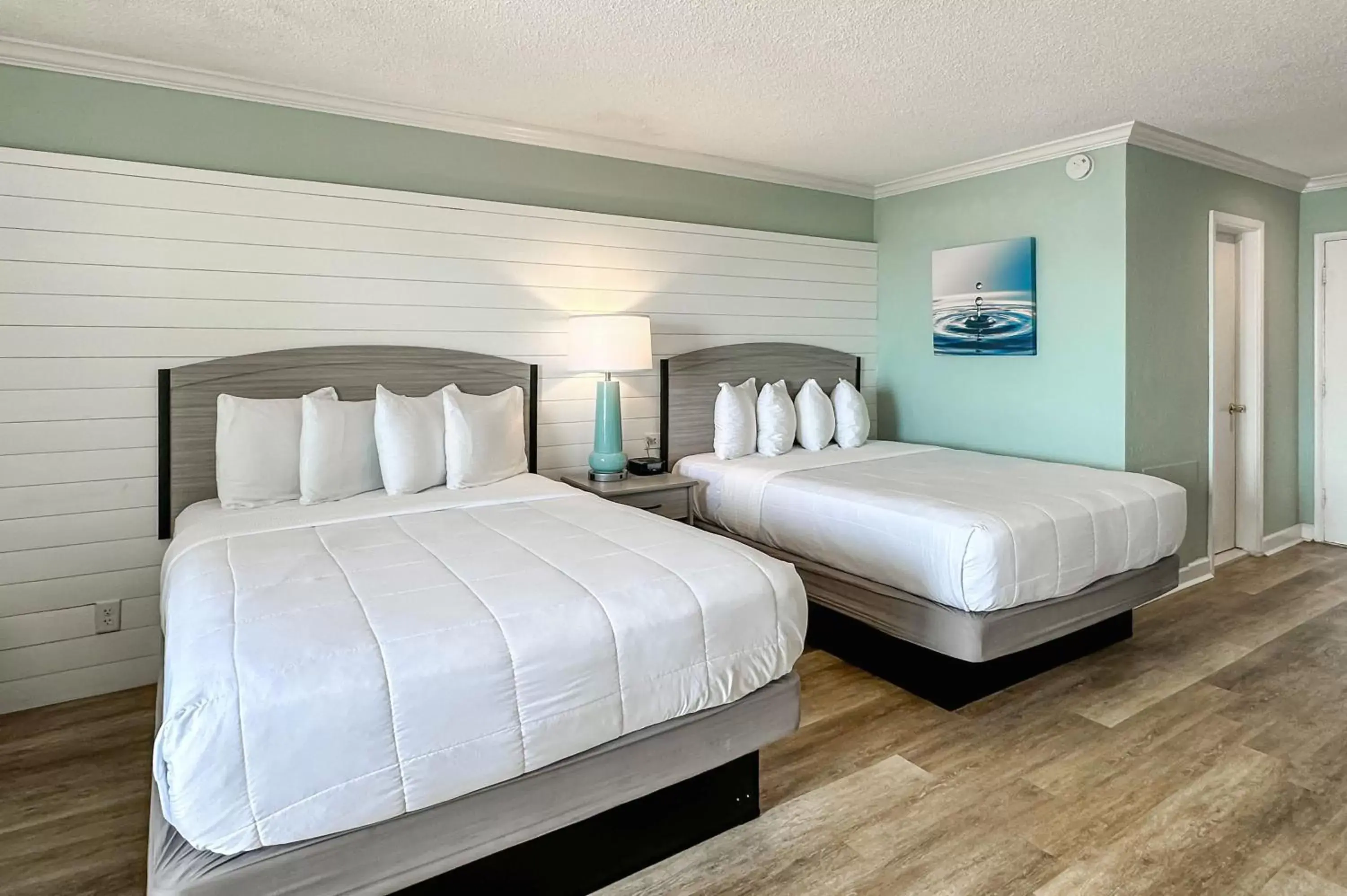Standard Room With Two Queen Beds - Gulf Front in Thunderbird Beach Resort Standard Room With Two Queen Beds - Gulf Front in Thunderbird Beach Resort