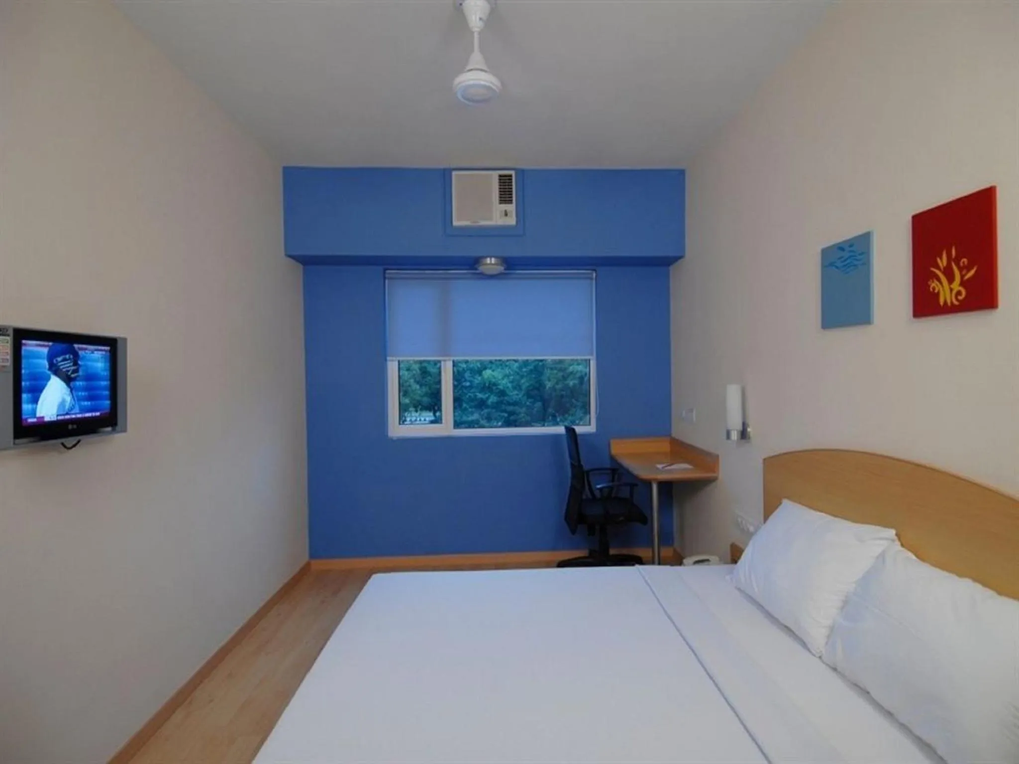 Photo of the whole room, Bed in Ginger Faridabad