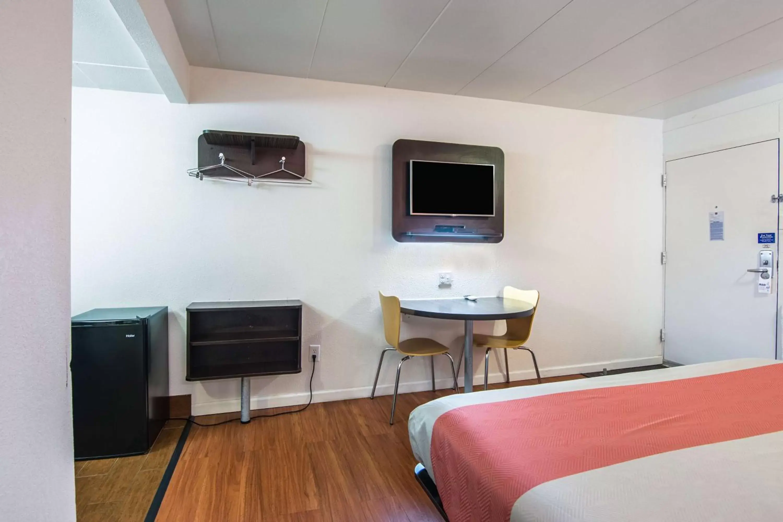 Deluxe King Room - Non-Smoking in Motel 6-Glassboro, NJ - Rowan University Deluxe King Room - Non-Smoking in Motel 6-Glassboro, NJ - Rowan University