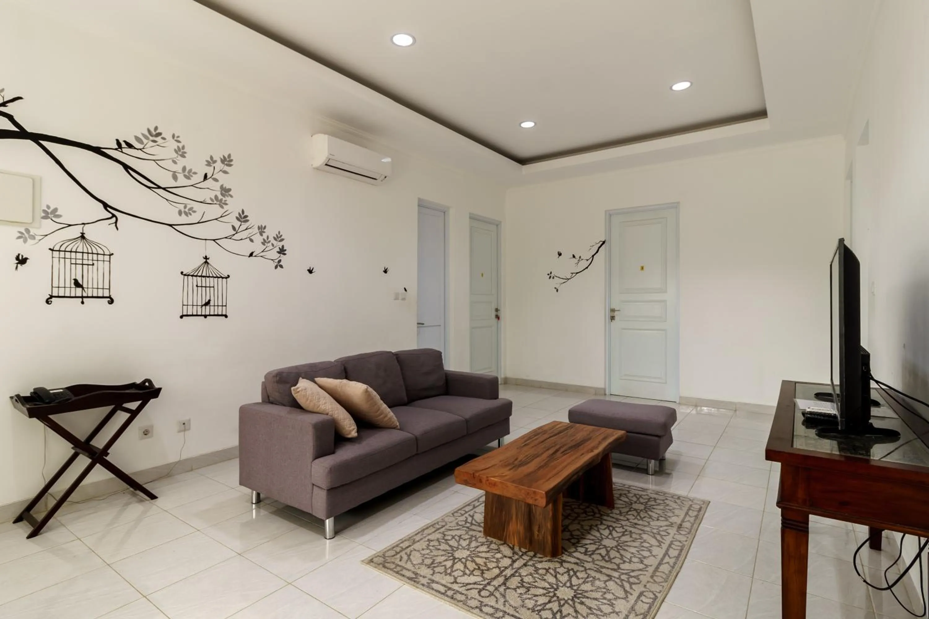 Seating area in RedDoorz Plus near Exit Toll Puncak 2