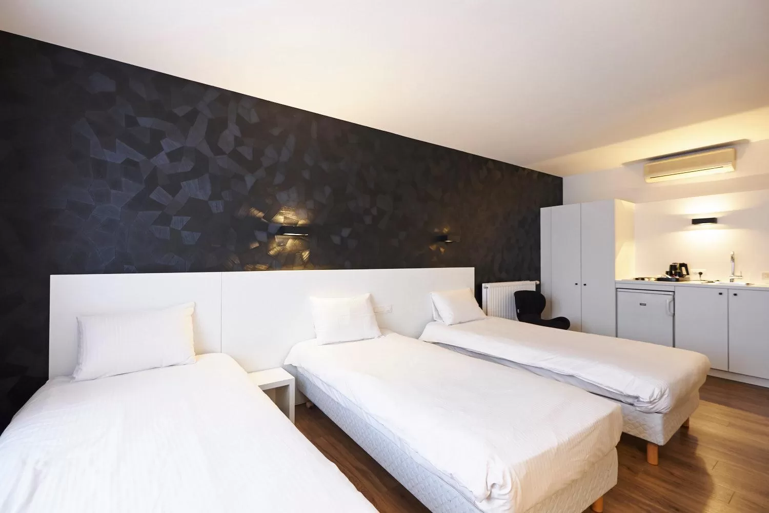 Kitchen or kitchenette, Bed in Parkhotel Roeselare