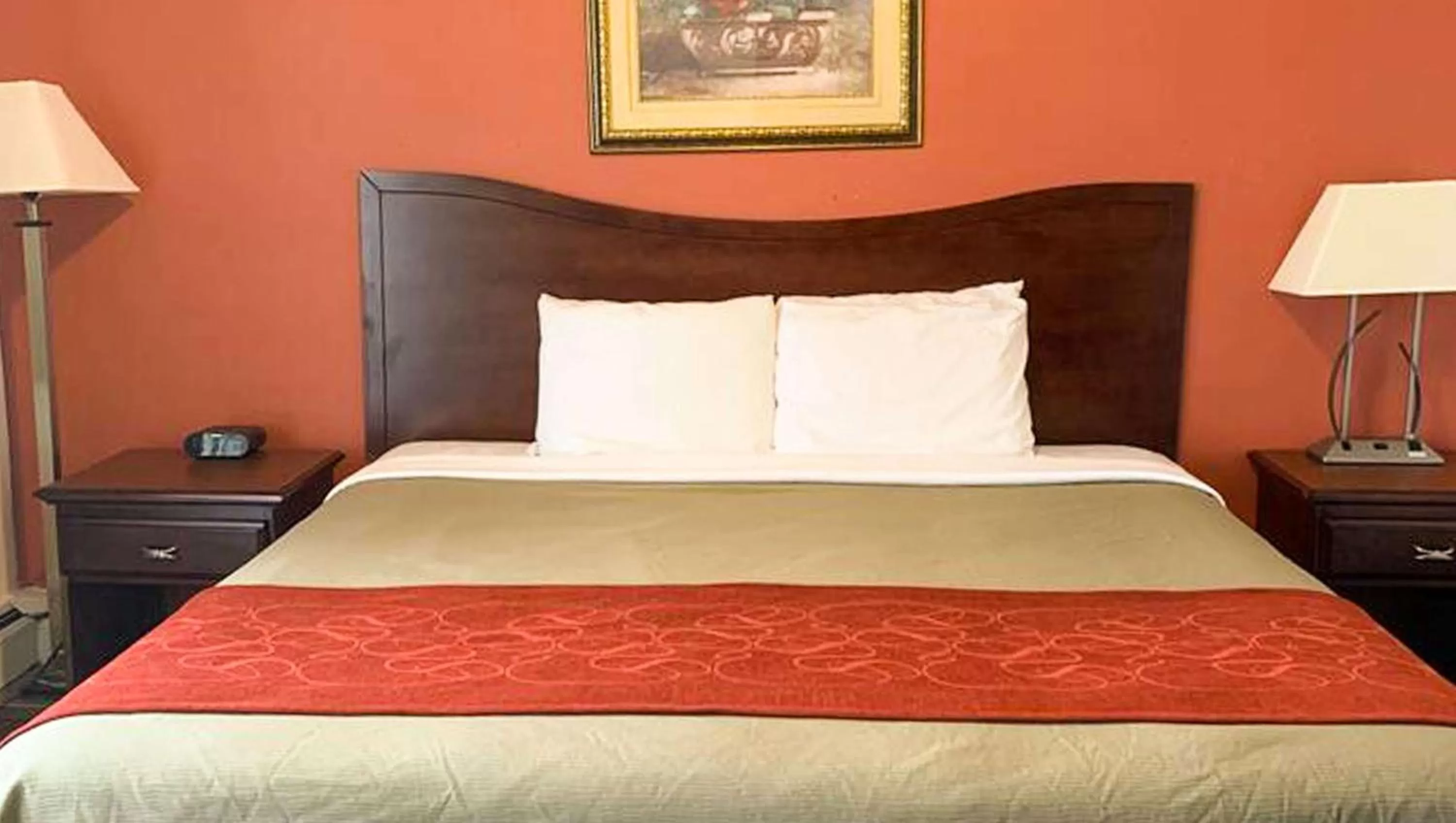 Photo of the whole room, Bed in Rodeway Inn Manchester I-90