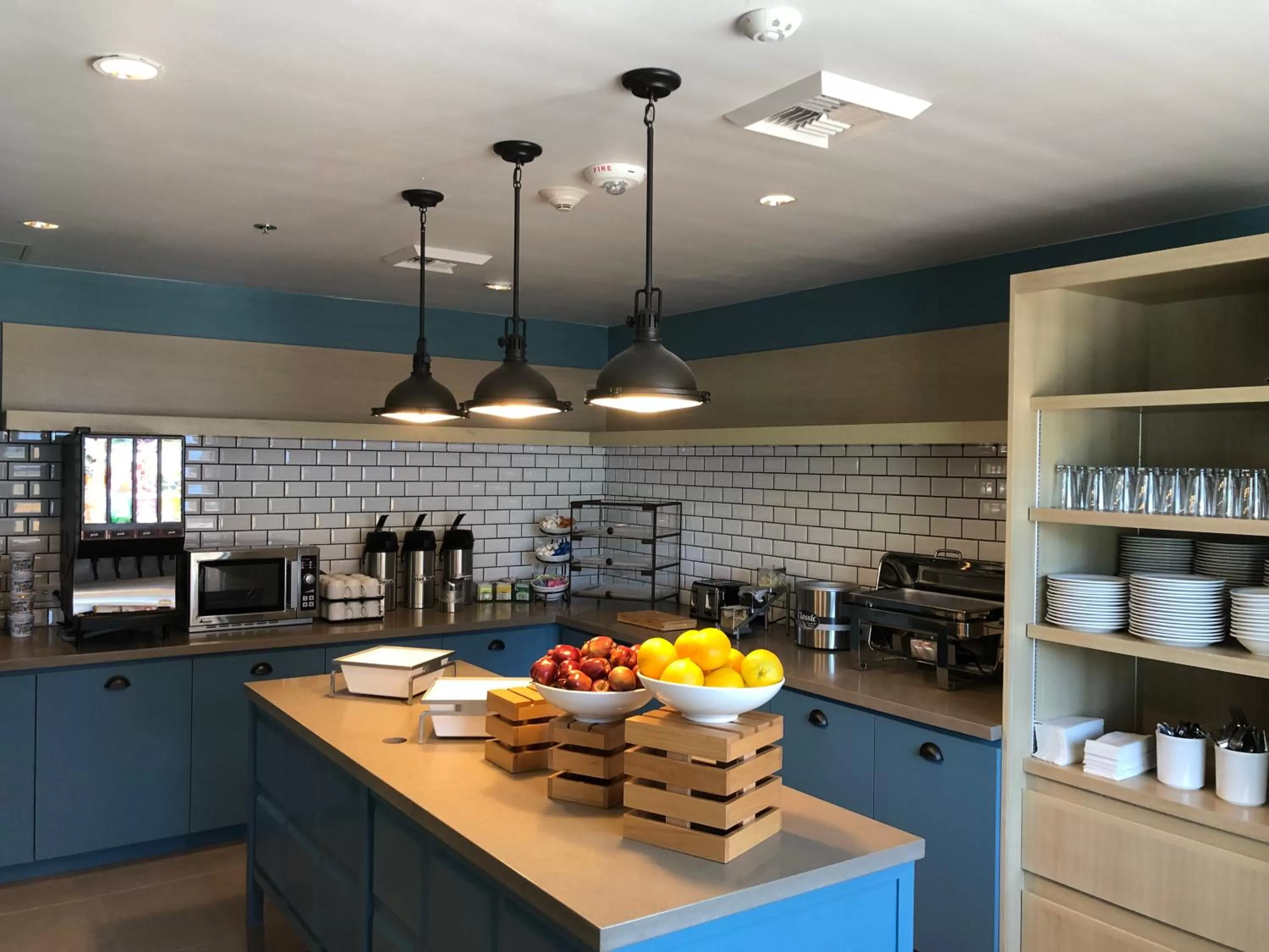 Breakfast in Country Inn & Suites by Radisson, Flagstaff Downtown, AZ