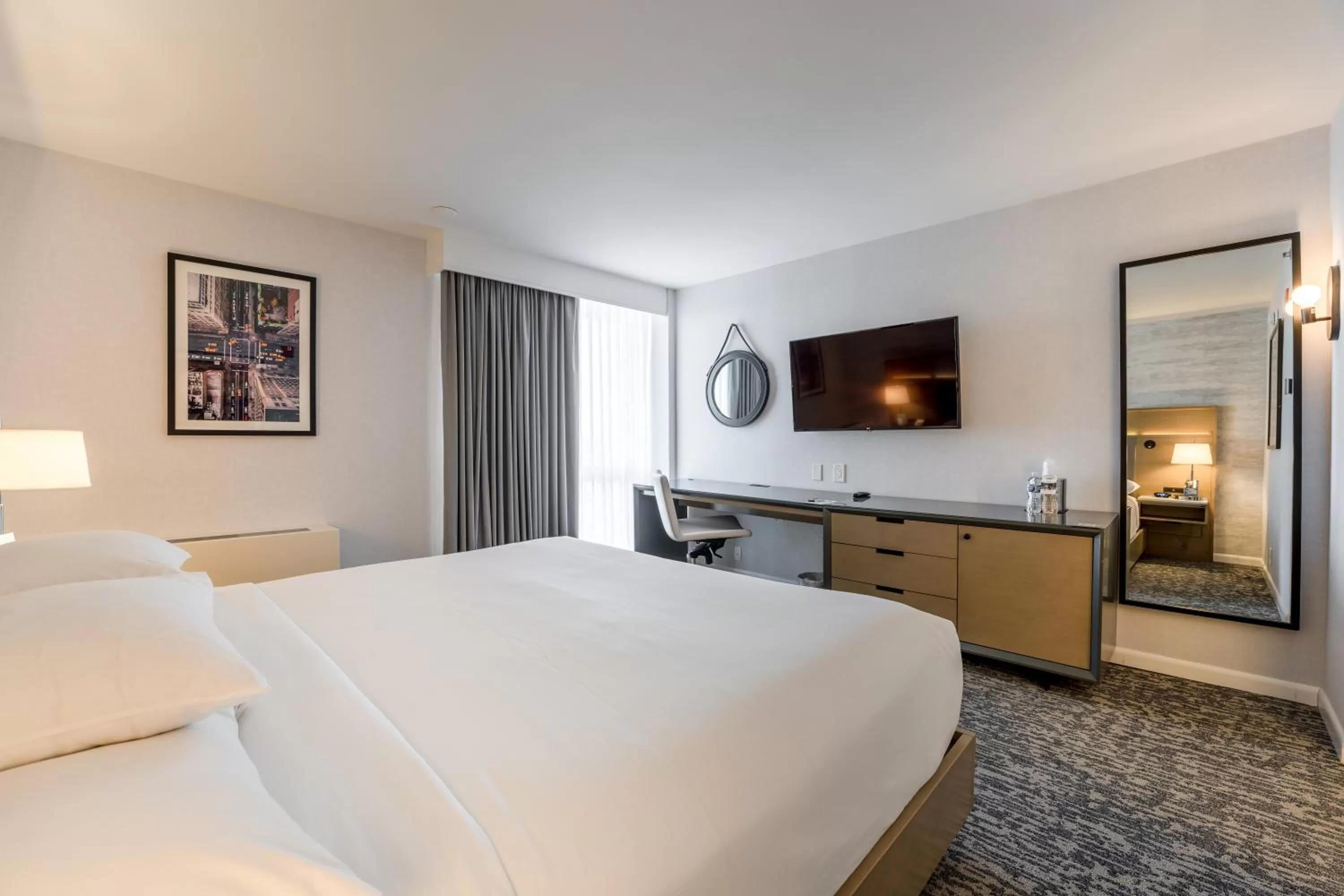 Photo of the whole room, Bed in DoubleTree by Hilton New York JFK Airport
