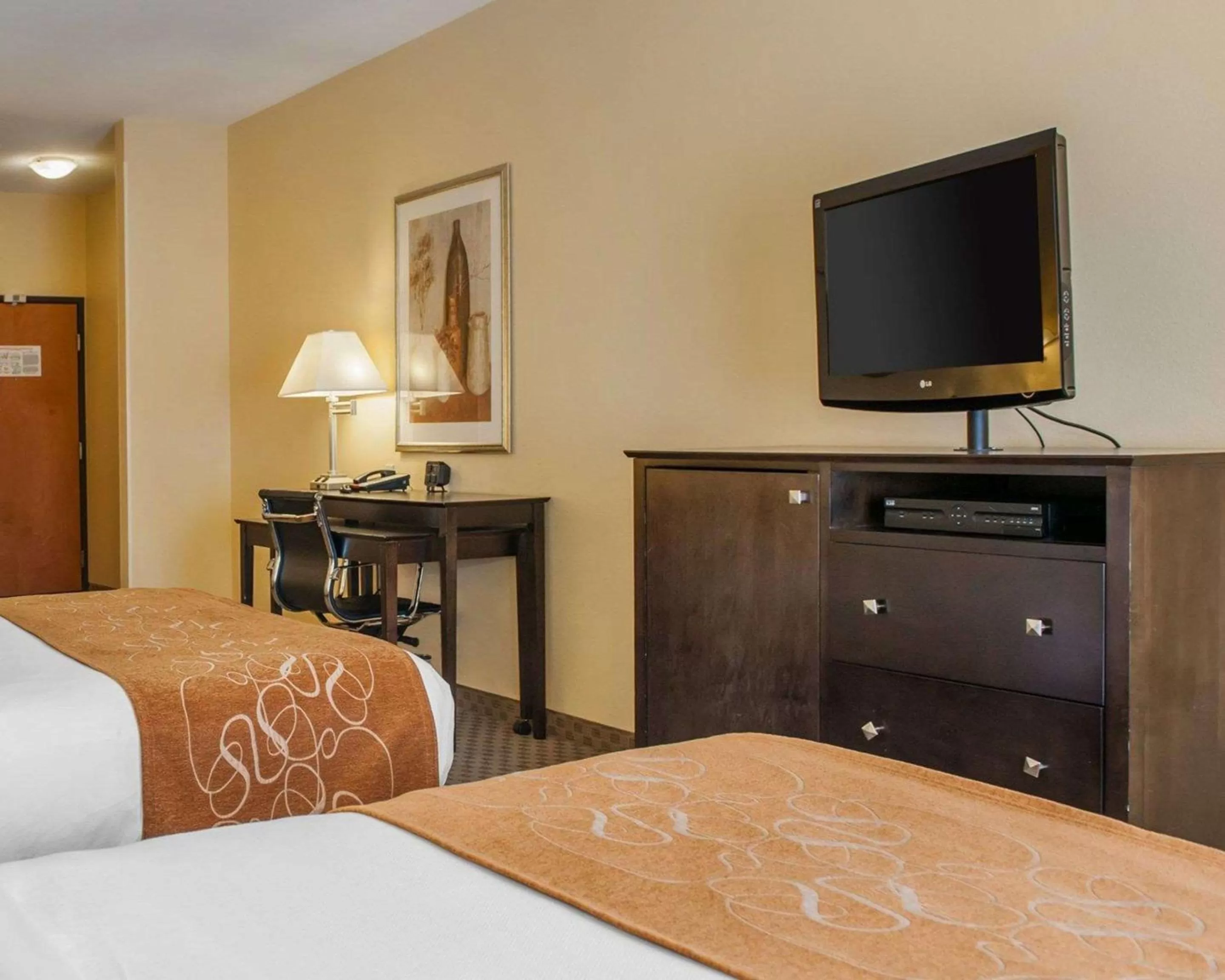 Photo of the whole room, TV/Entertainment Center in Comfort Suites French Lick