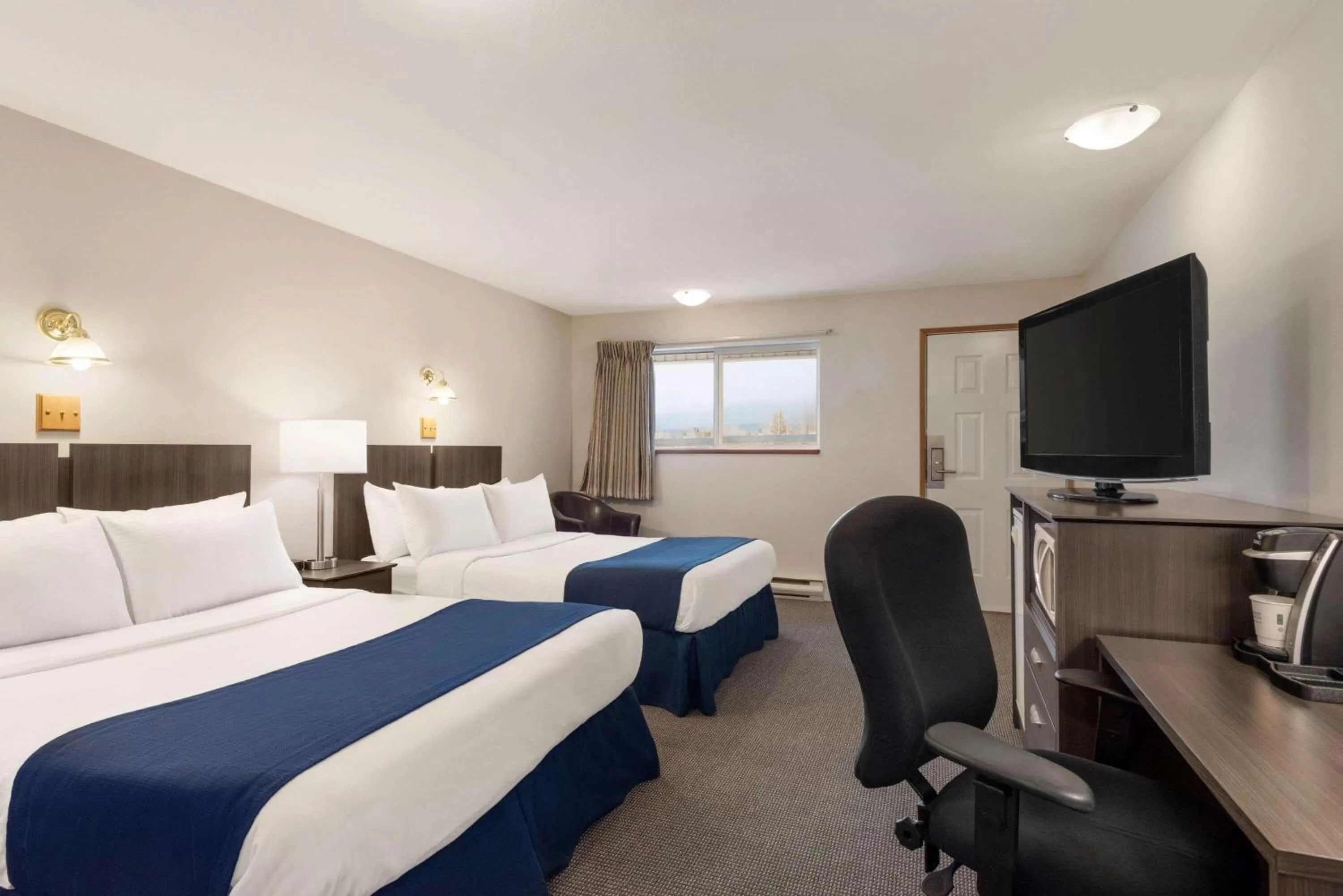 Photo of the whole room, Bed in Travelodge by Wyndham McBride